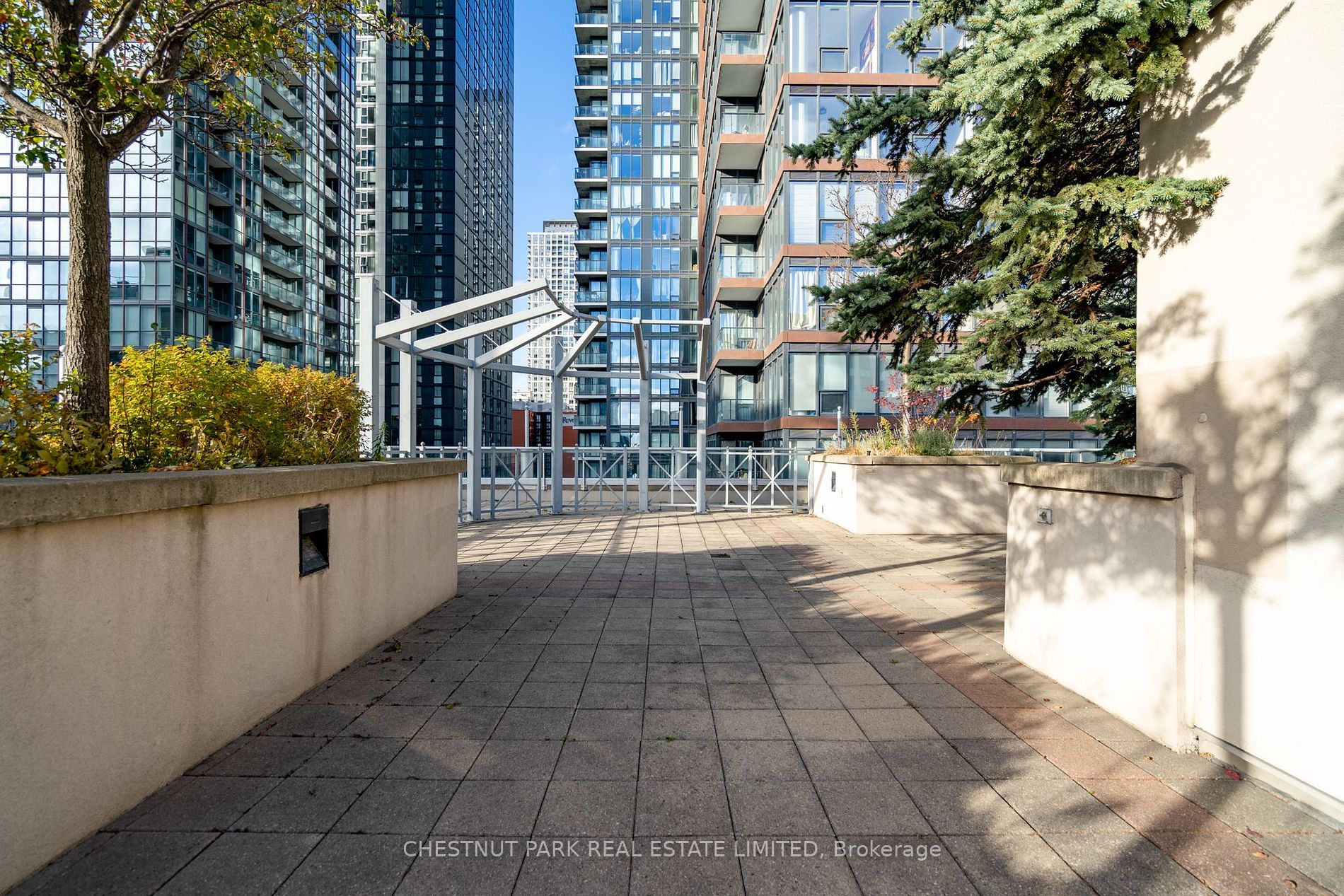 270 Wellington St W, #523