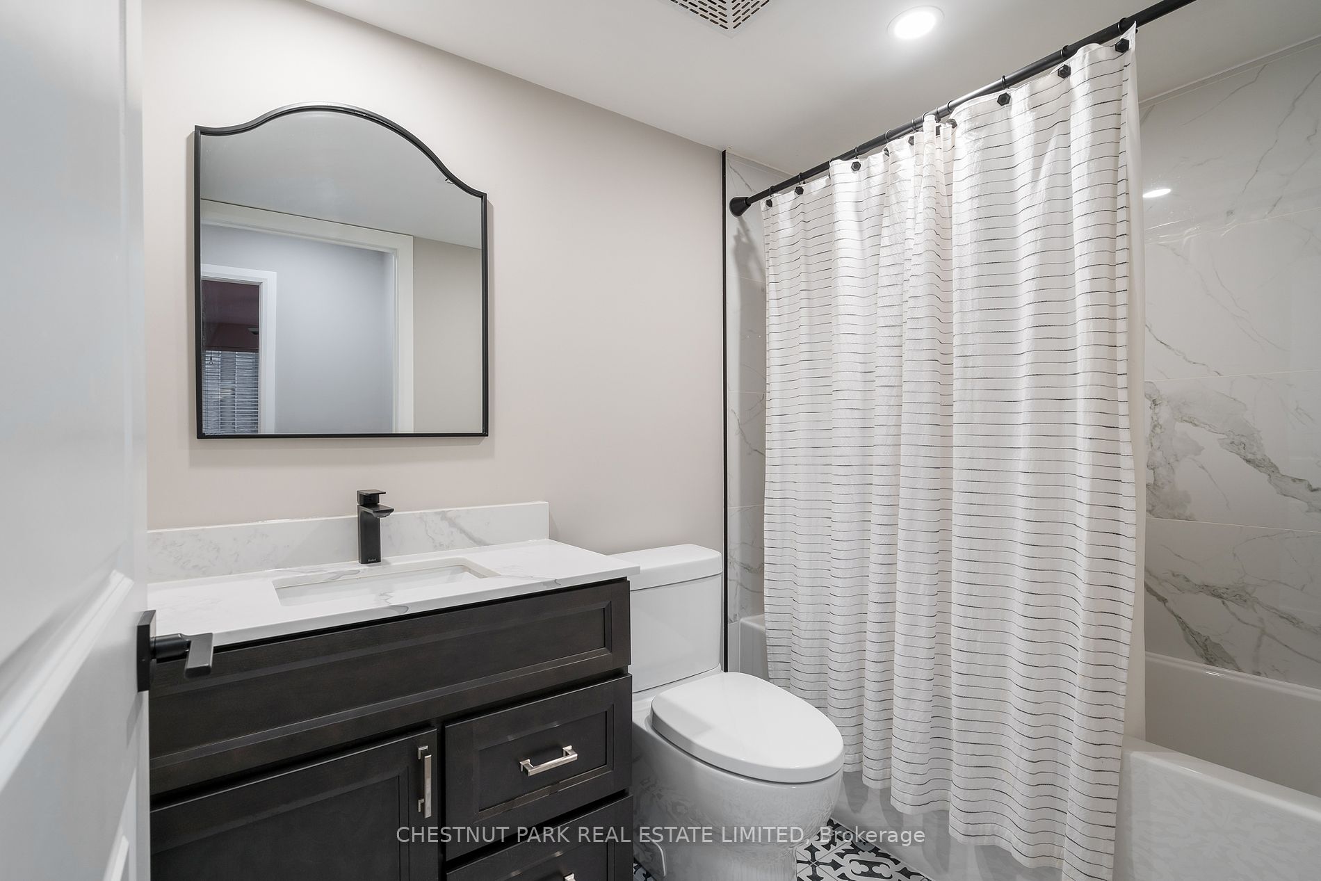 270 Wellington St W, #523