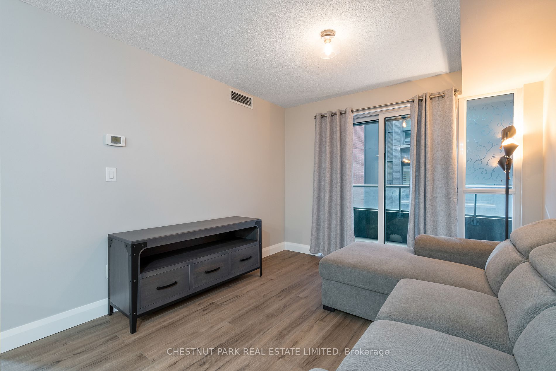 270 Wellington St W, #523