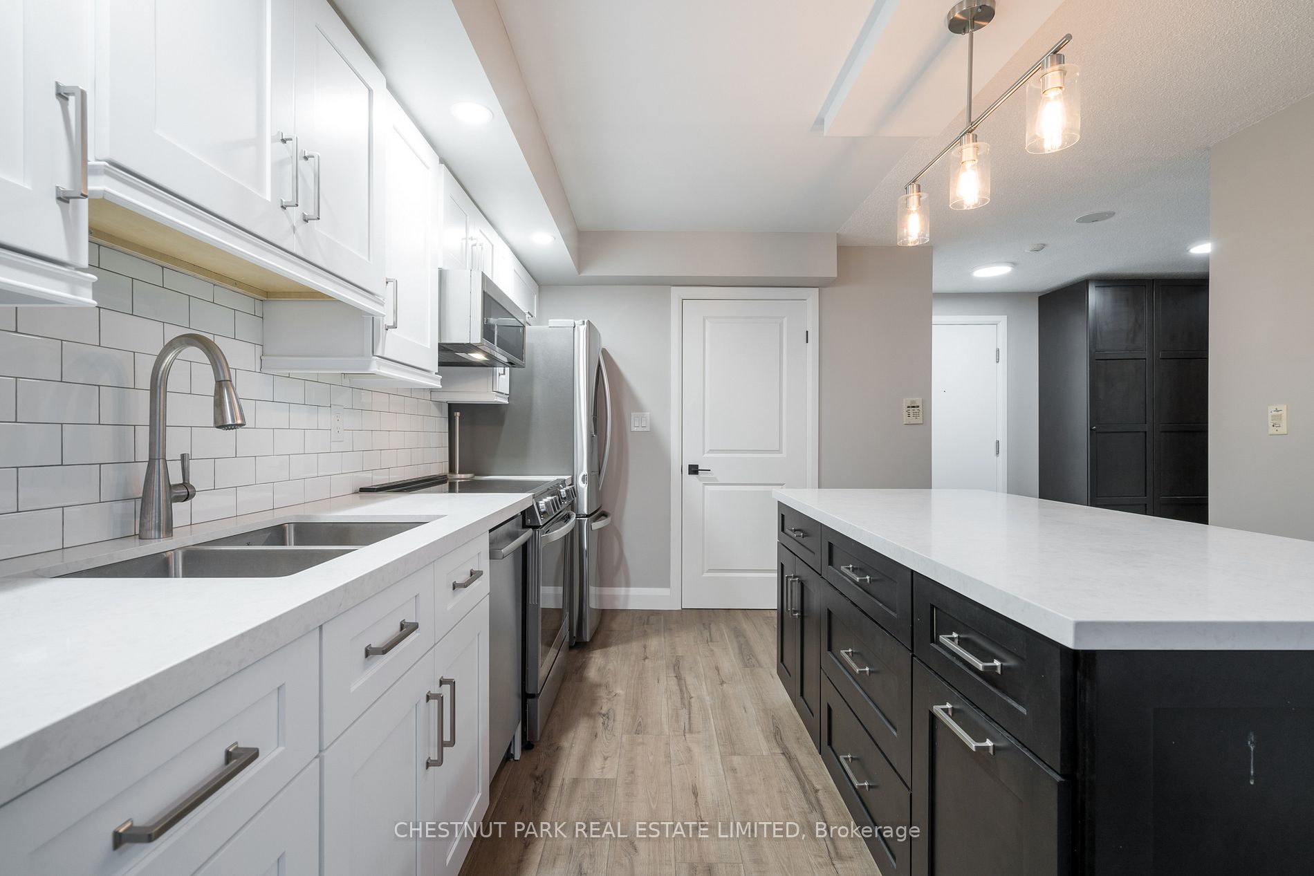 270 Wellington St W, #523