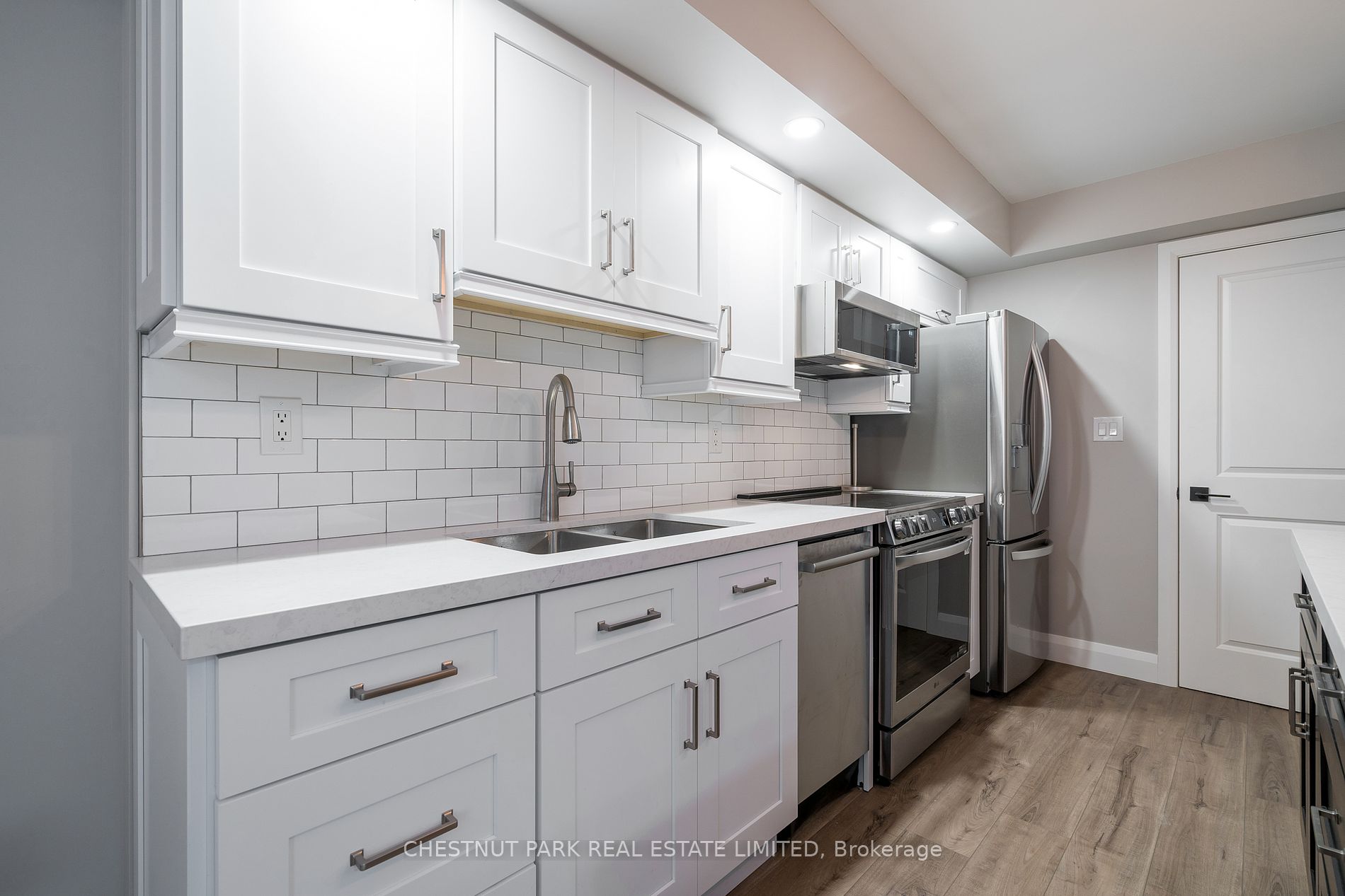 270 Wellington St W, #523