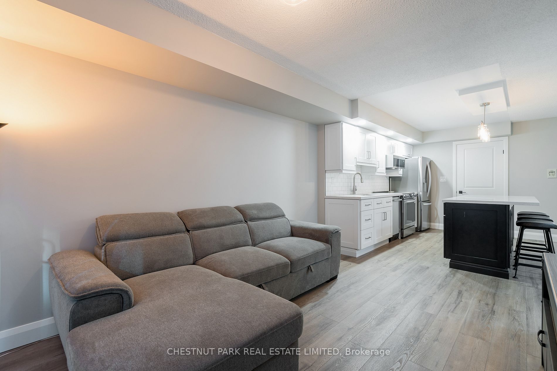 270 Wellington St W, #523
