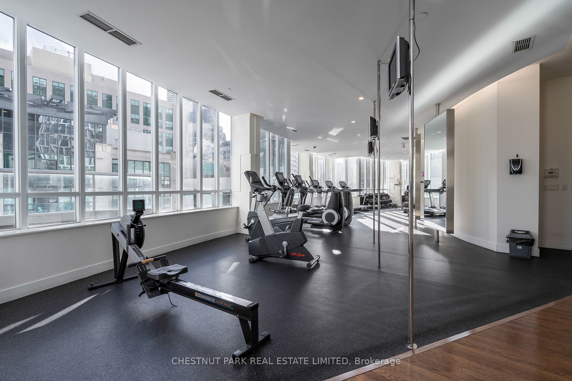 270 Wellington St W, #523
