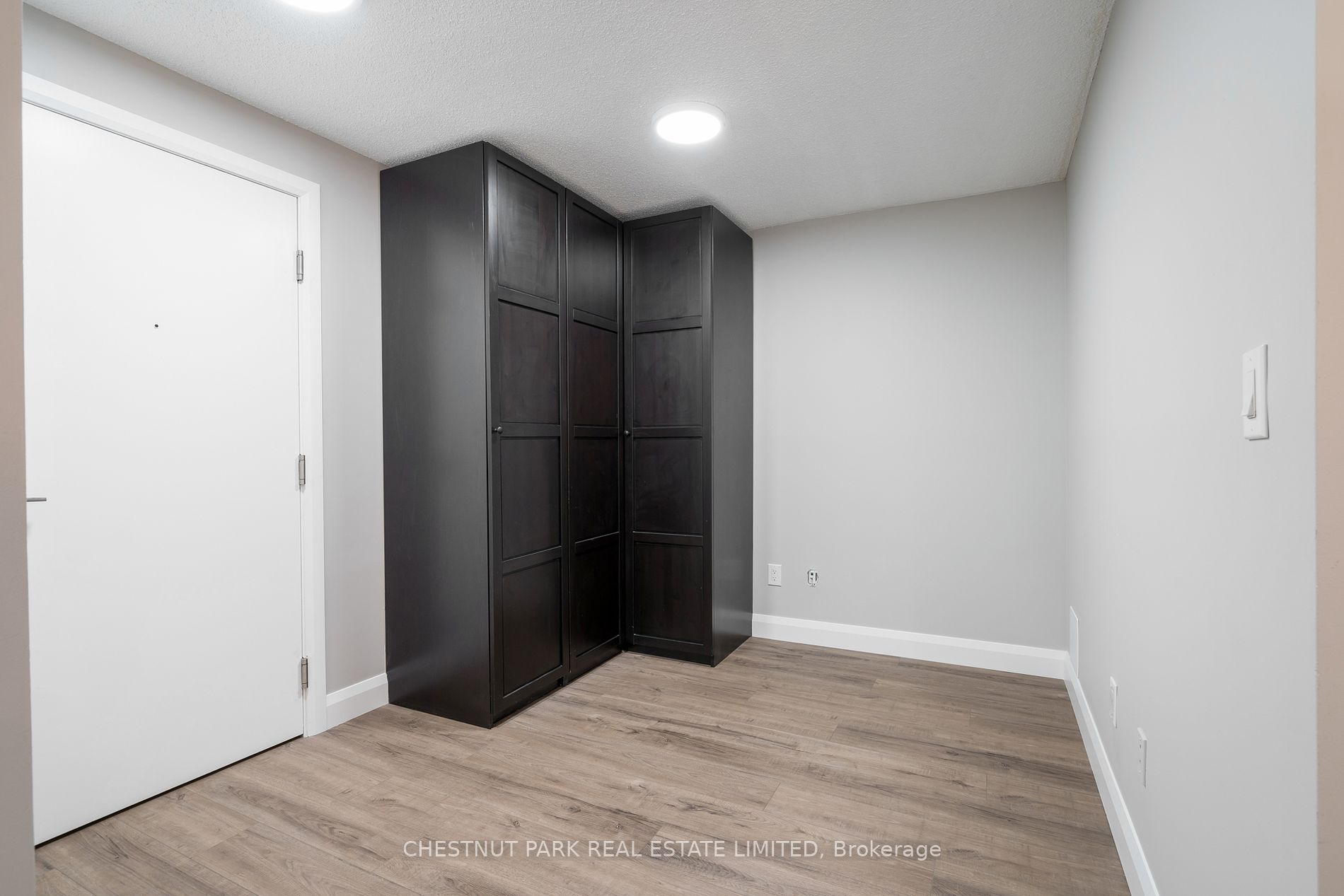 270 Wellington St W, #523