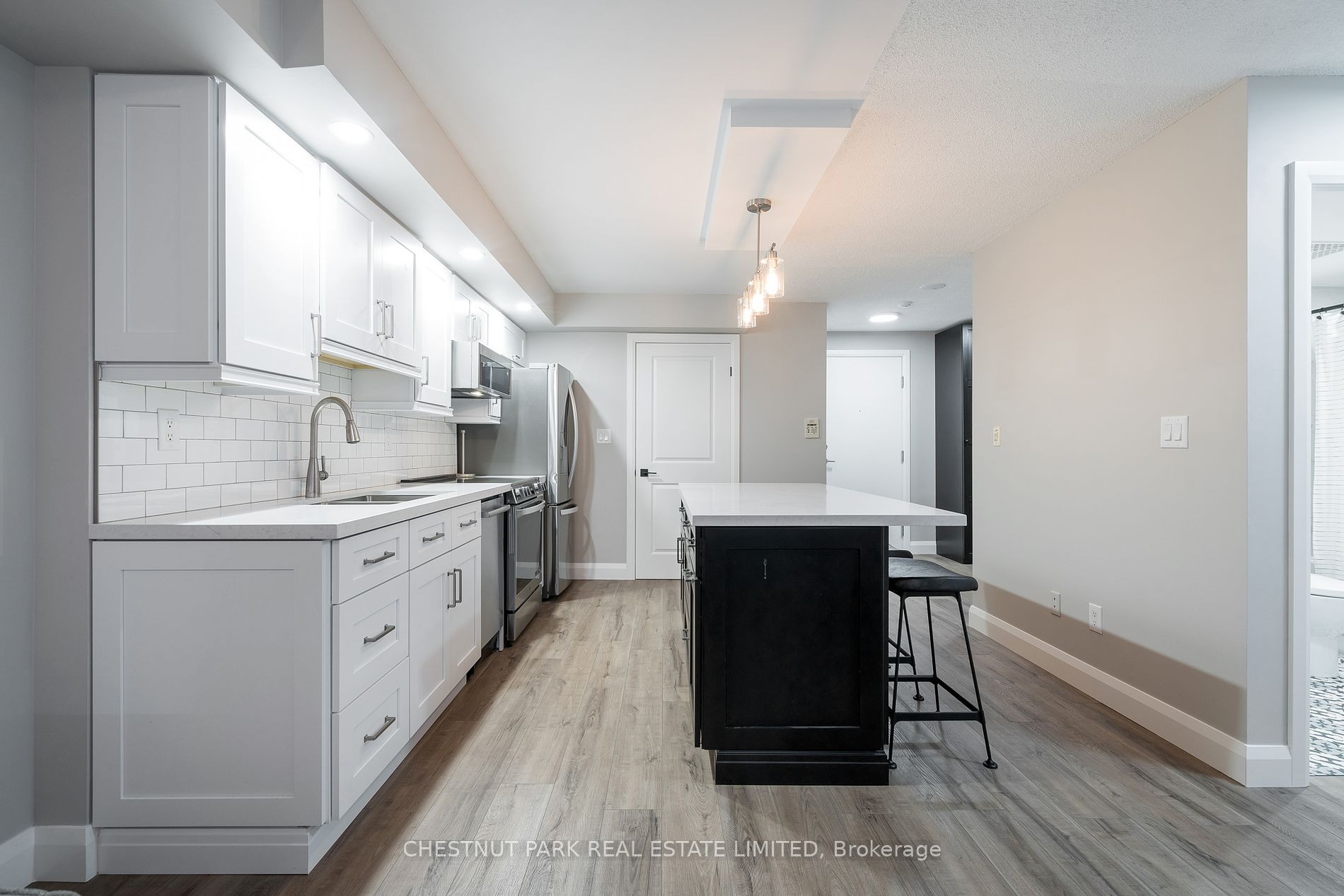270 Wellington St W, #523