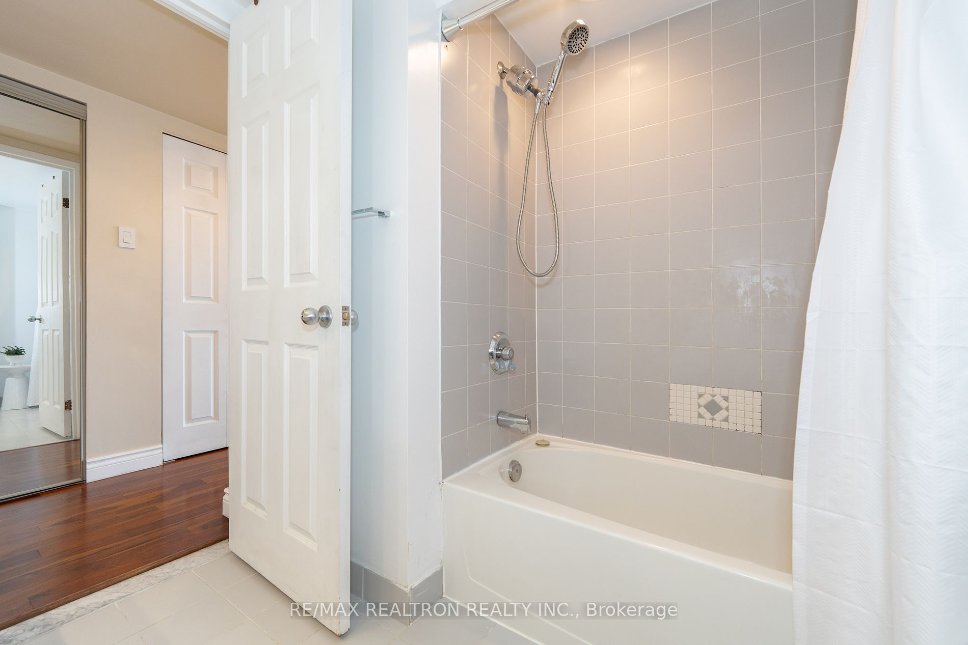 99 Harbour Sq, #3303