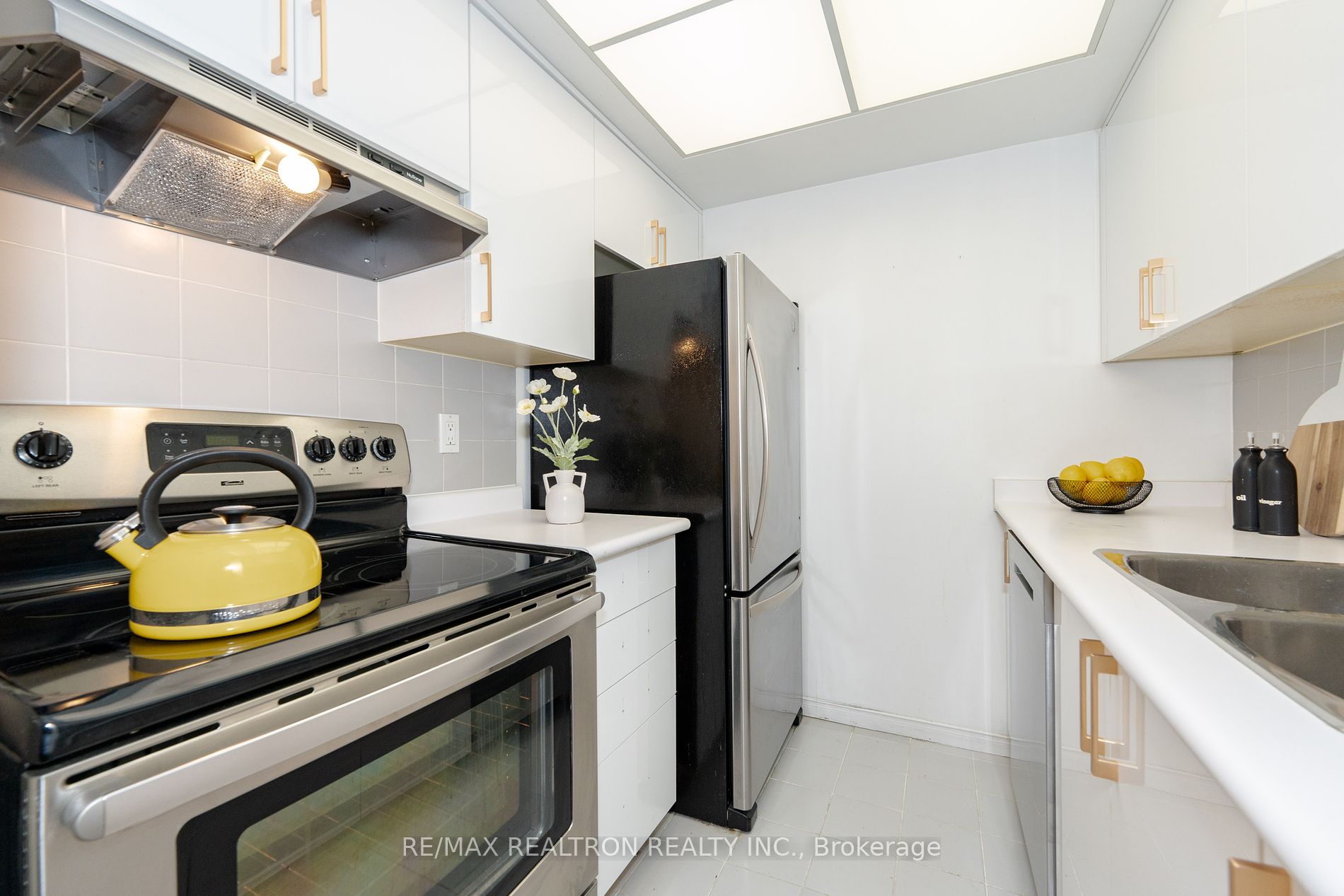 99 Harbour Sq, #3303