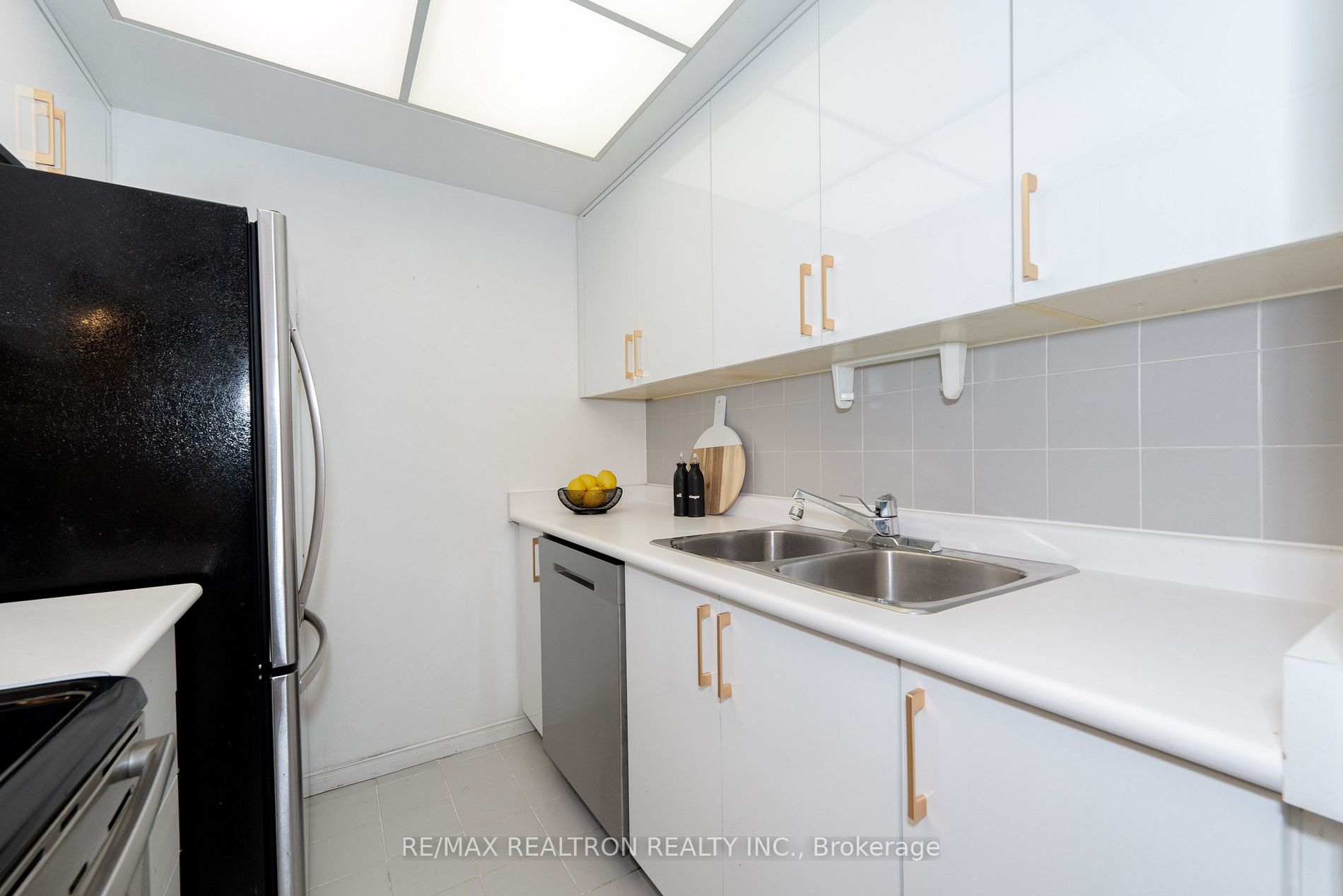 99 Harbour Sq, #3303
