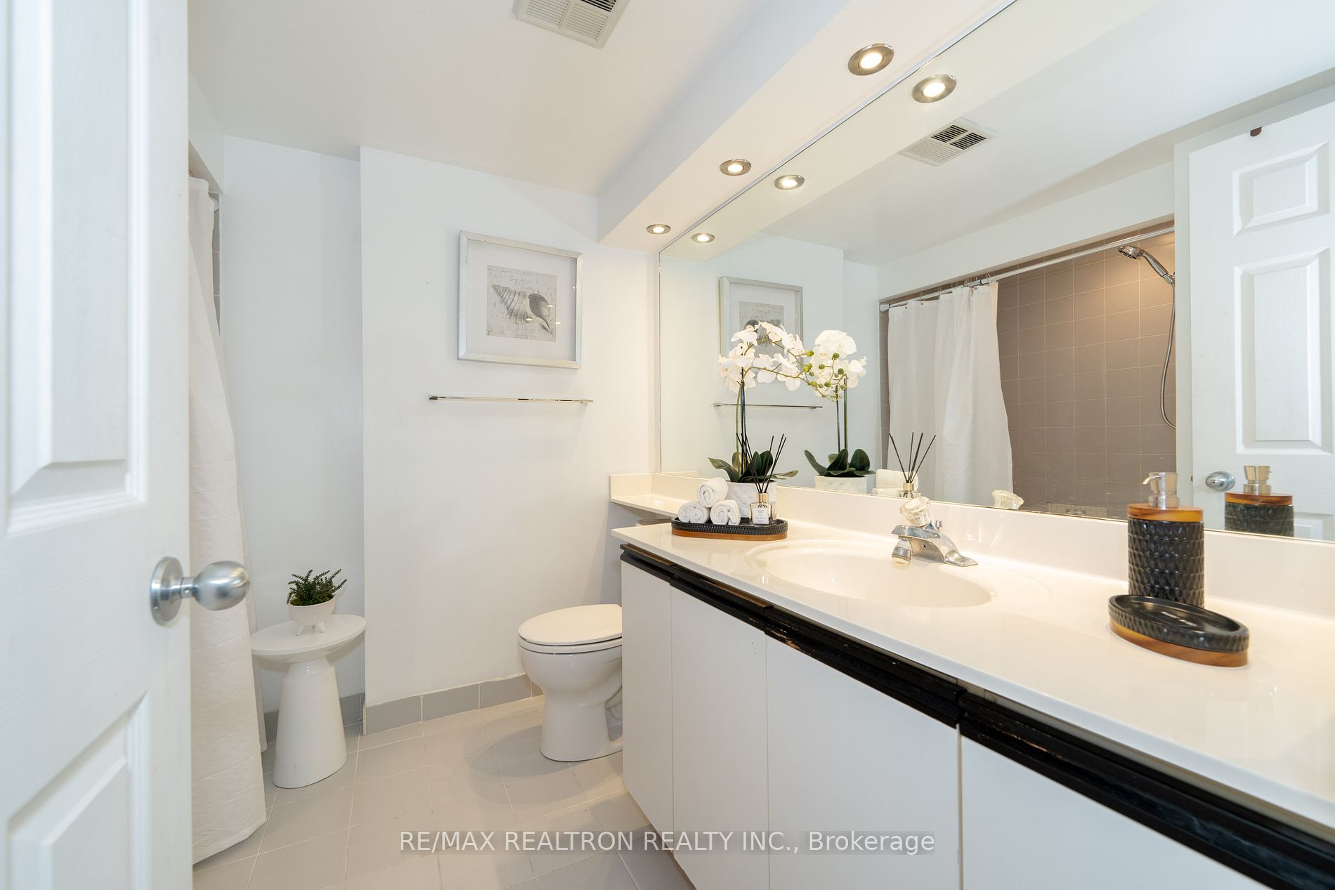 99 Harbour Sq, #3303