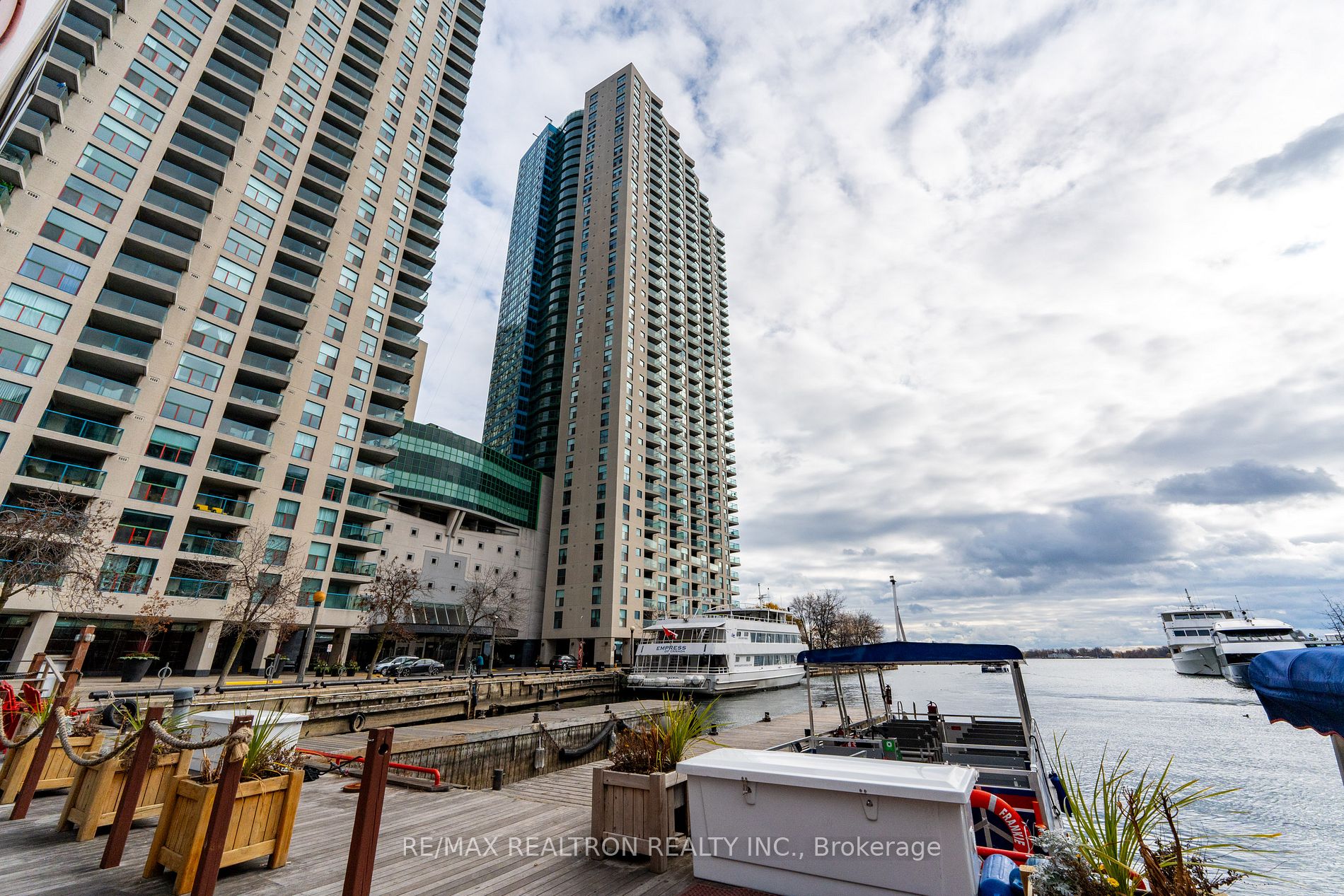 99 Harbour Sq, #3303
