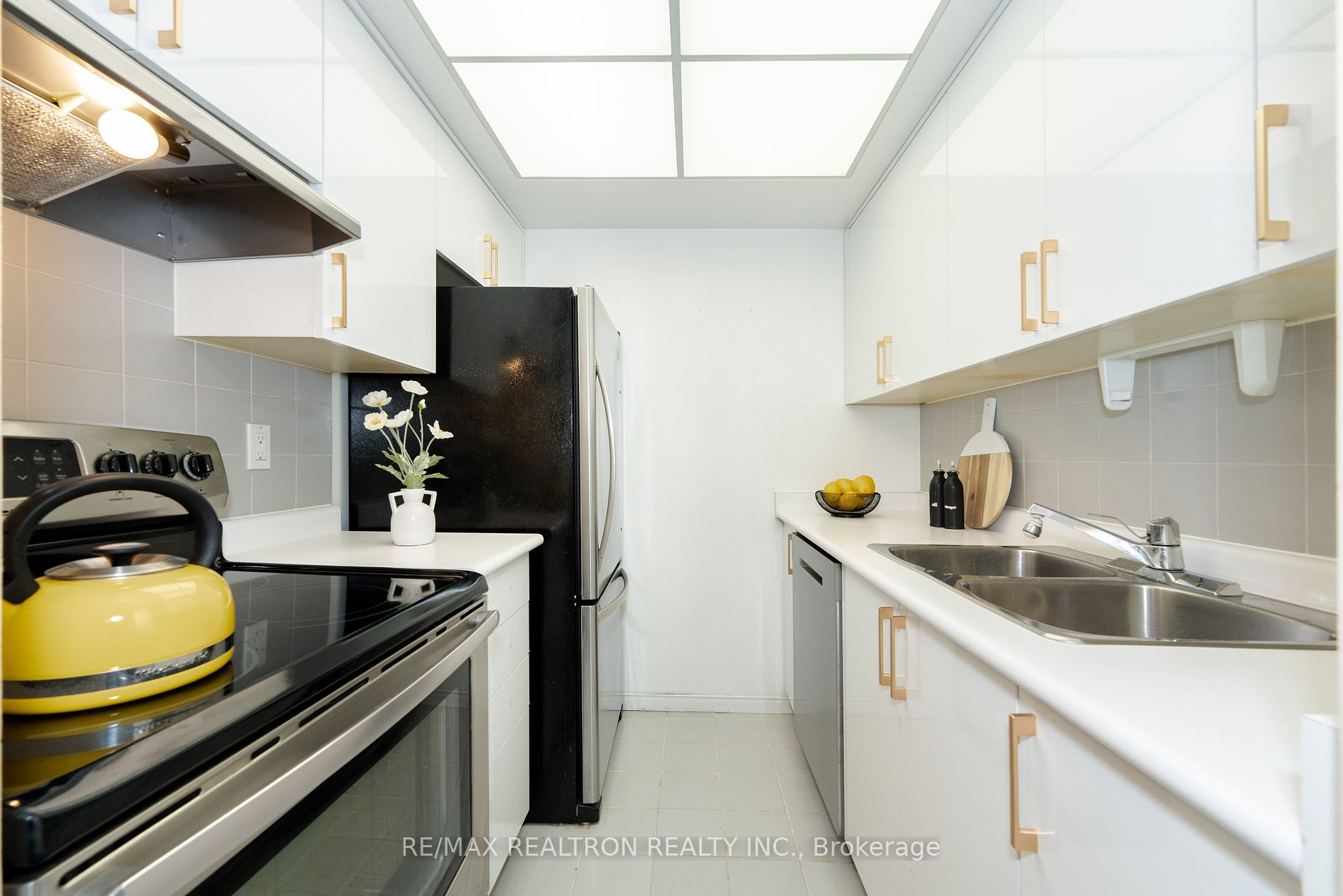 99 Harbour Sq, #3303