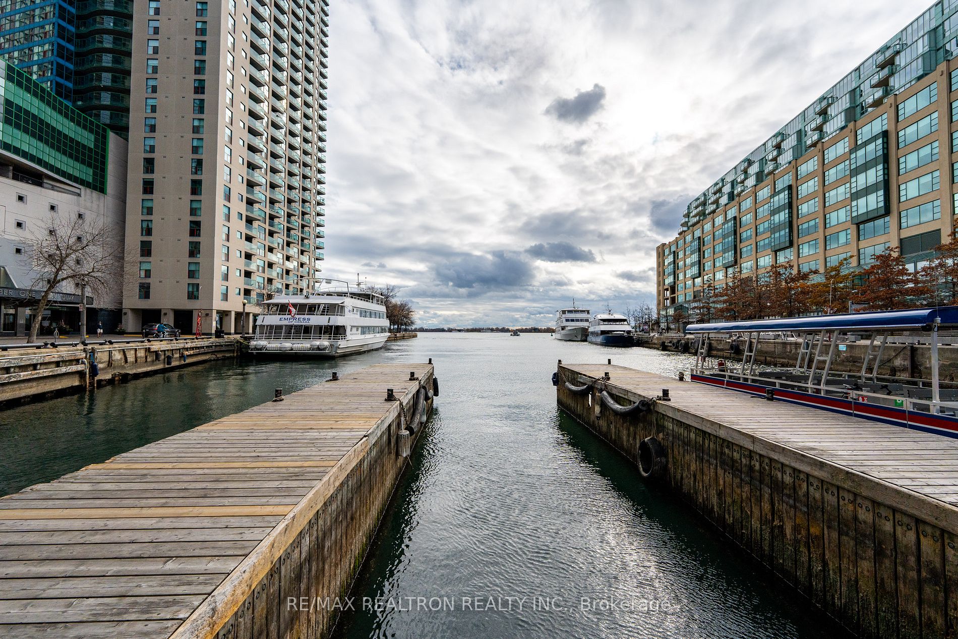 99 Harbour Sq, #3303