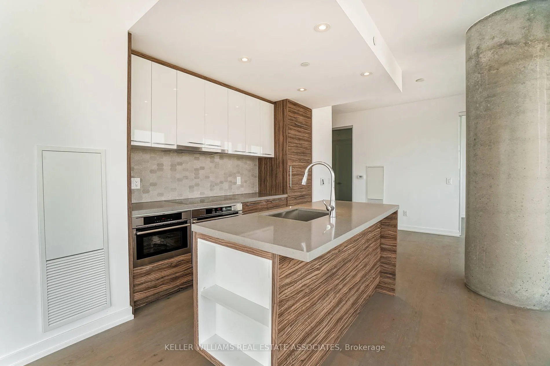 488 University Ave, #2302