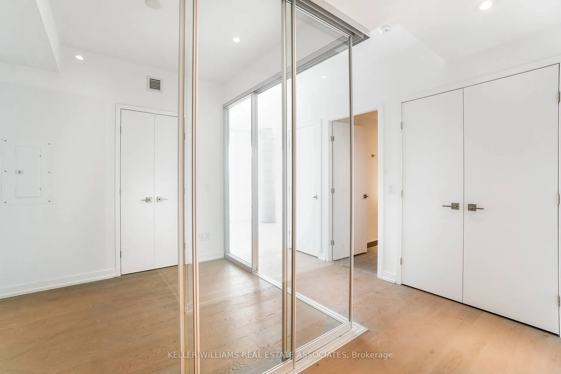 488 University Ave, #2302