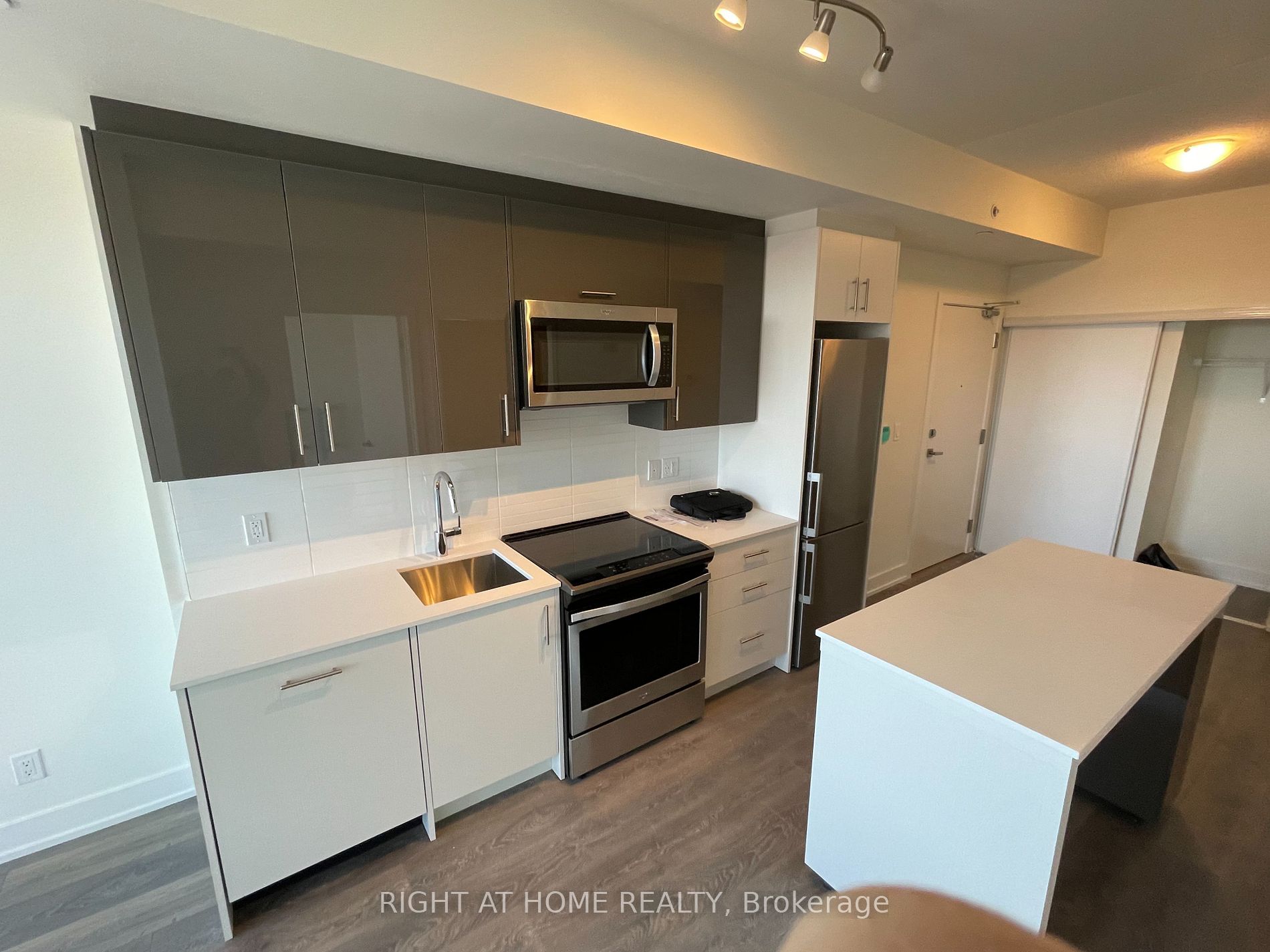 180 Fairview Mall Dr, ##908