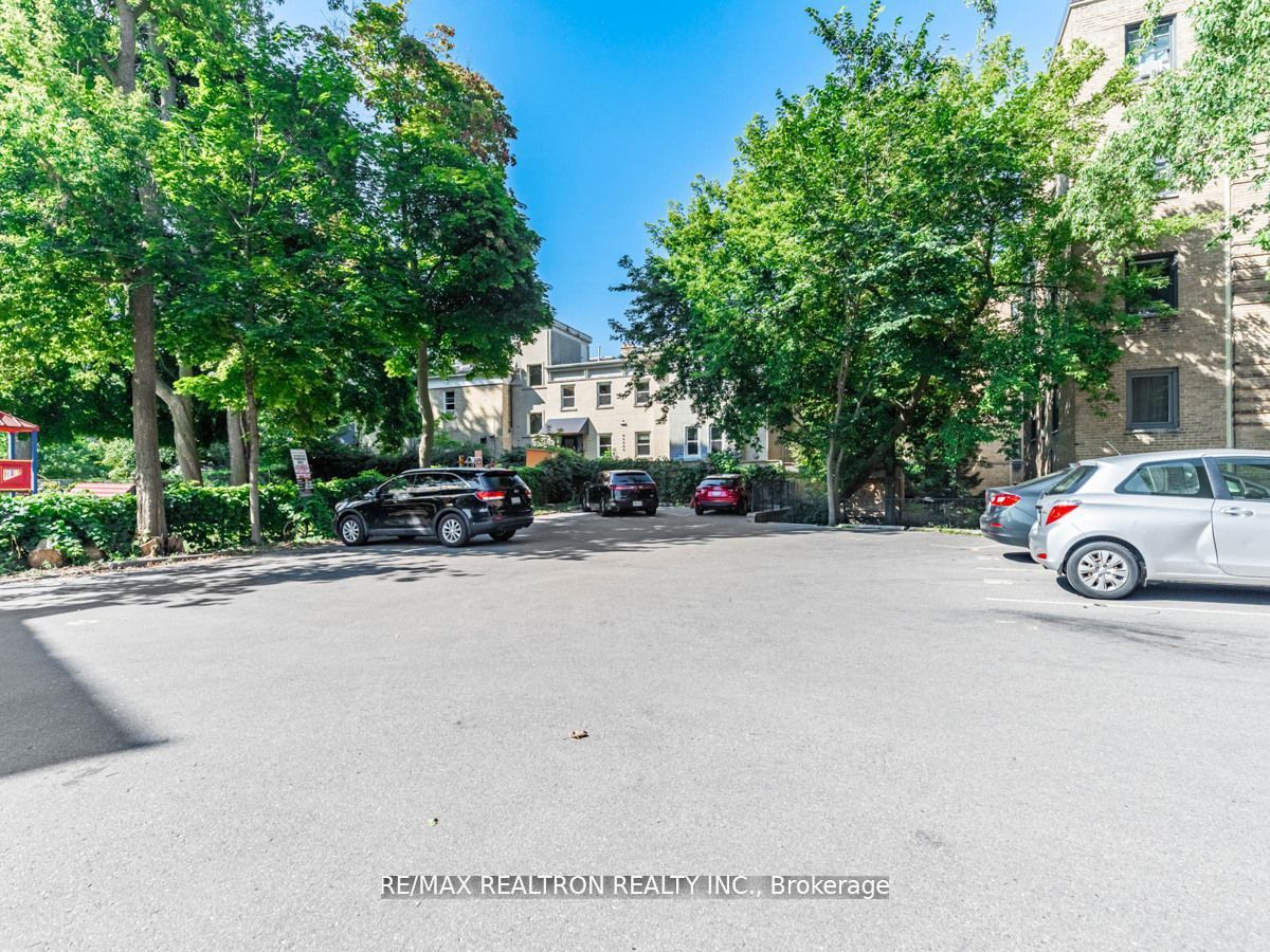 8 Mallory Gdns, #4