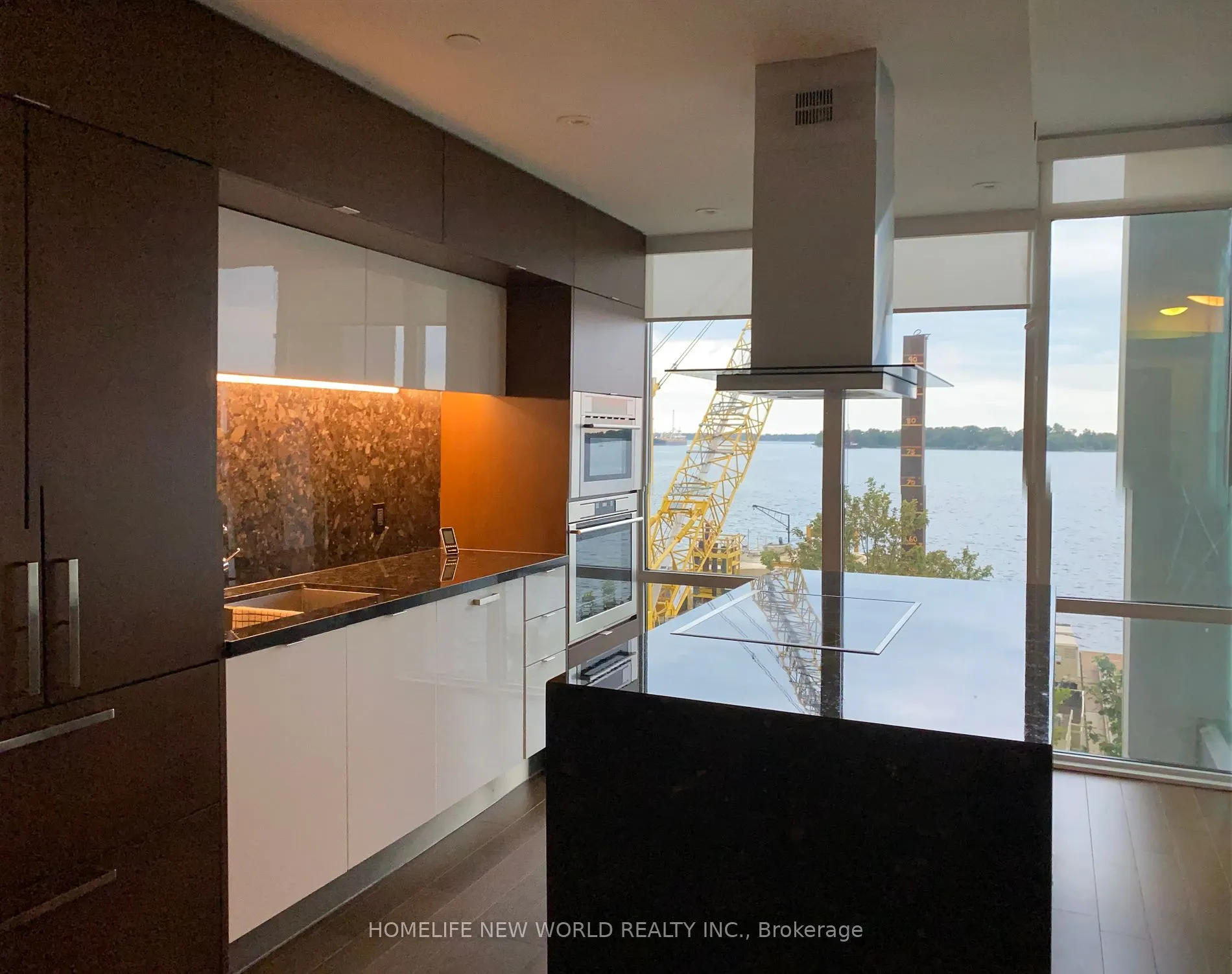 55 Merchants' Wharf, #323