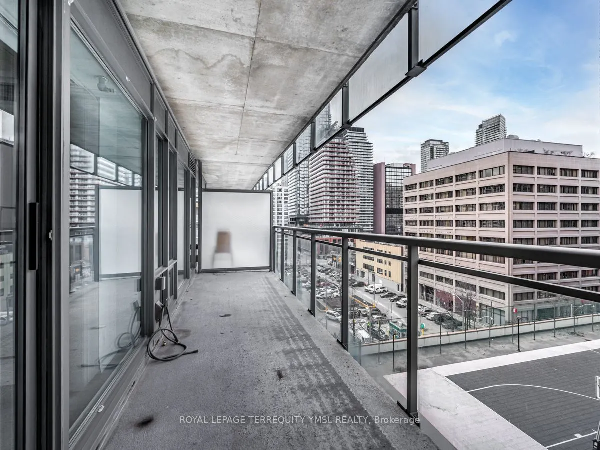 22 Wellesley St E, #804