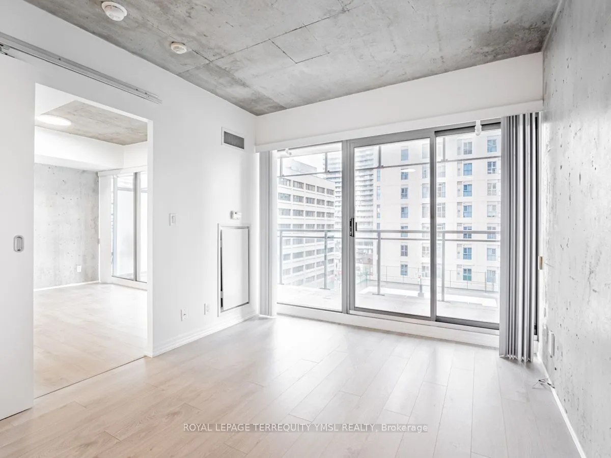 22 Wellesley St E, #804