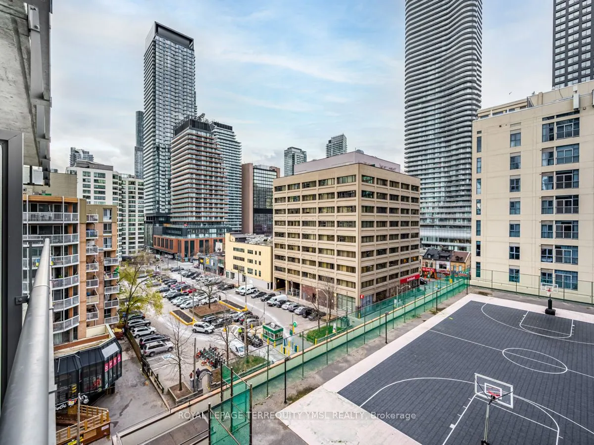 22 Wellesley St E, #804
