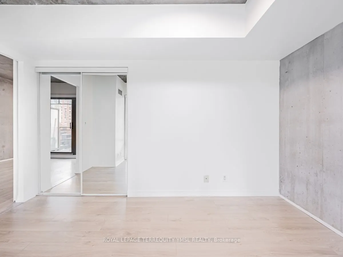 22 Wellesley St E, #804
