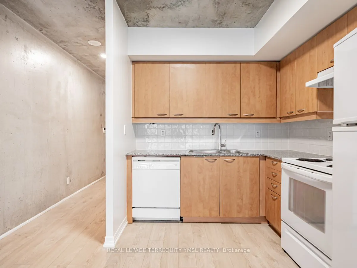 22 Wellesley St E, #804
