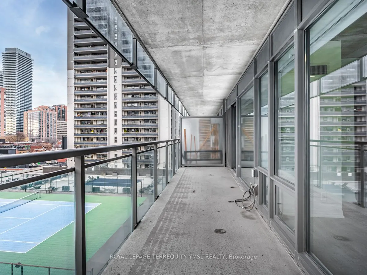 22 Wellesley St E, #804
