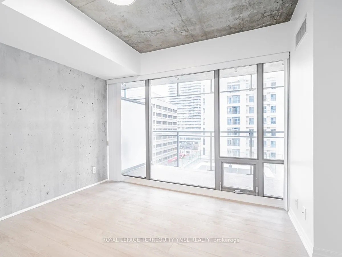 22 Wellesley St E, #804