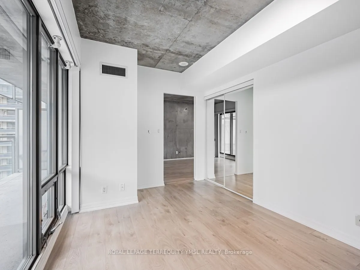 22 Wellesley St E, #804