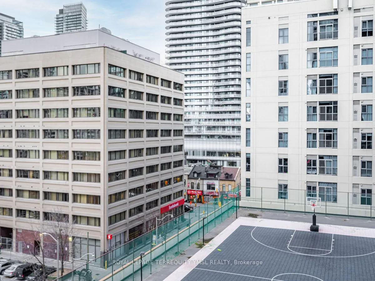 22 Wellesley St E, #804