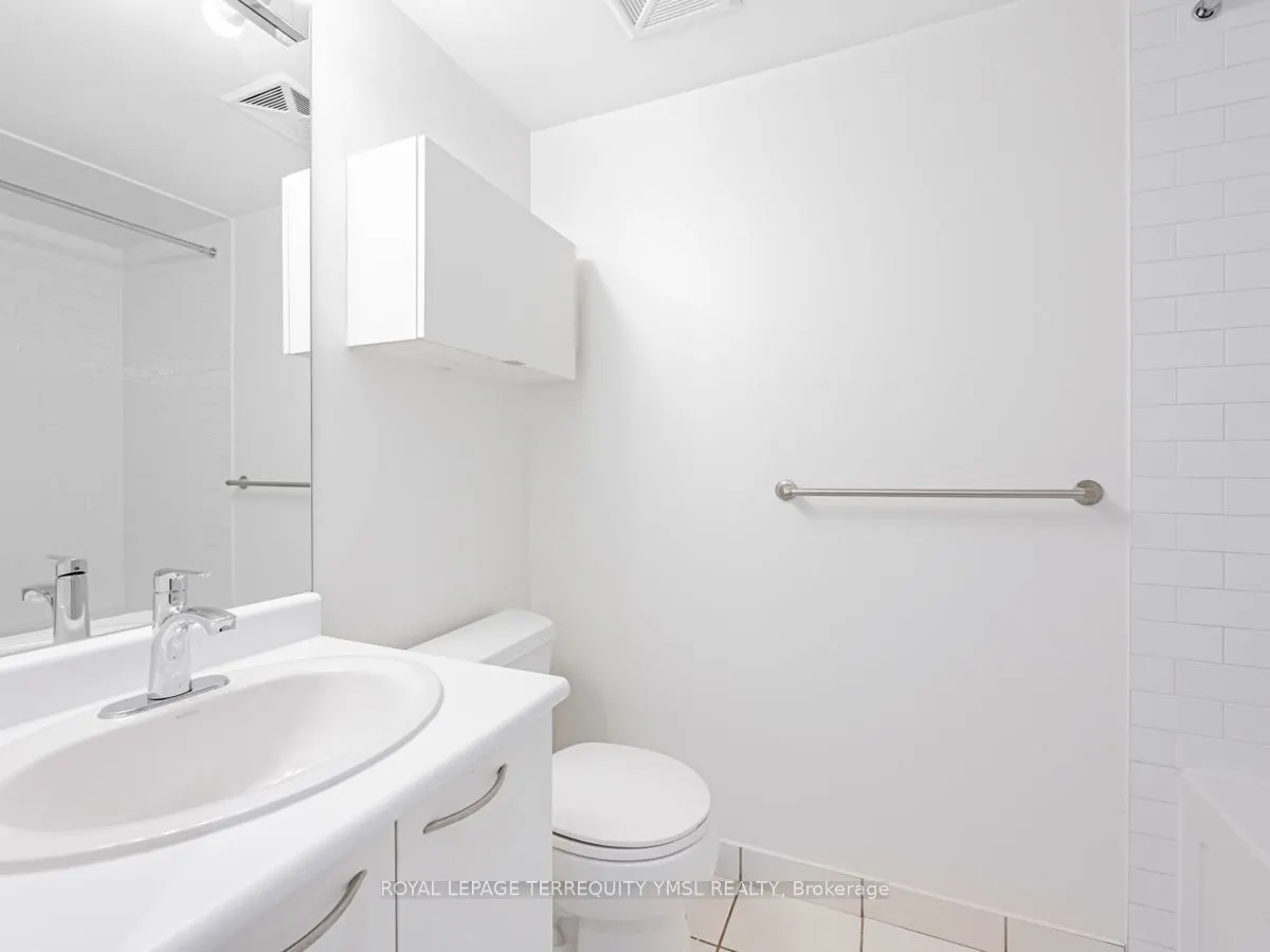 22 Wellesley St E, #804