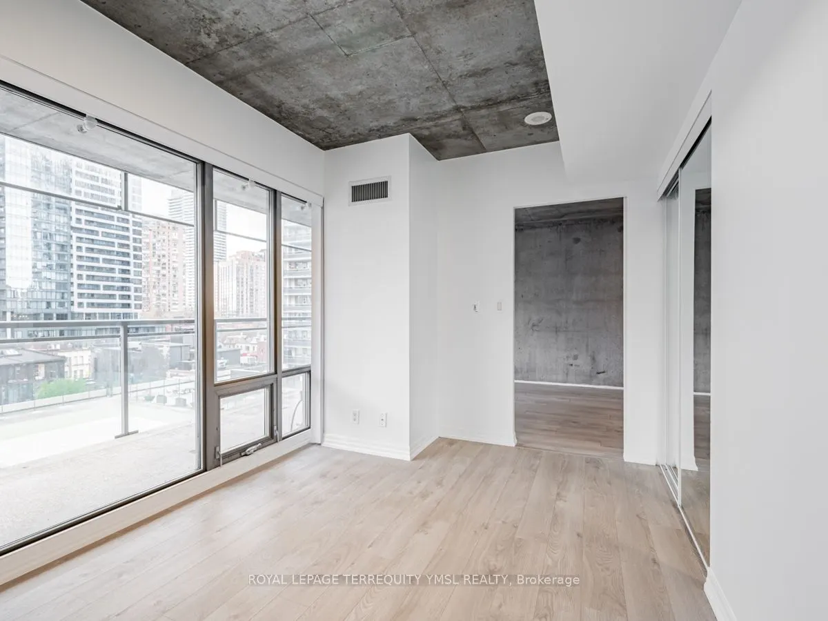 22 Wellesley St E, #804