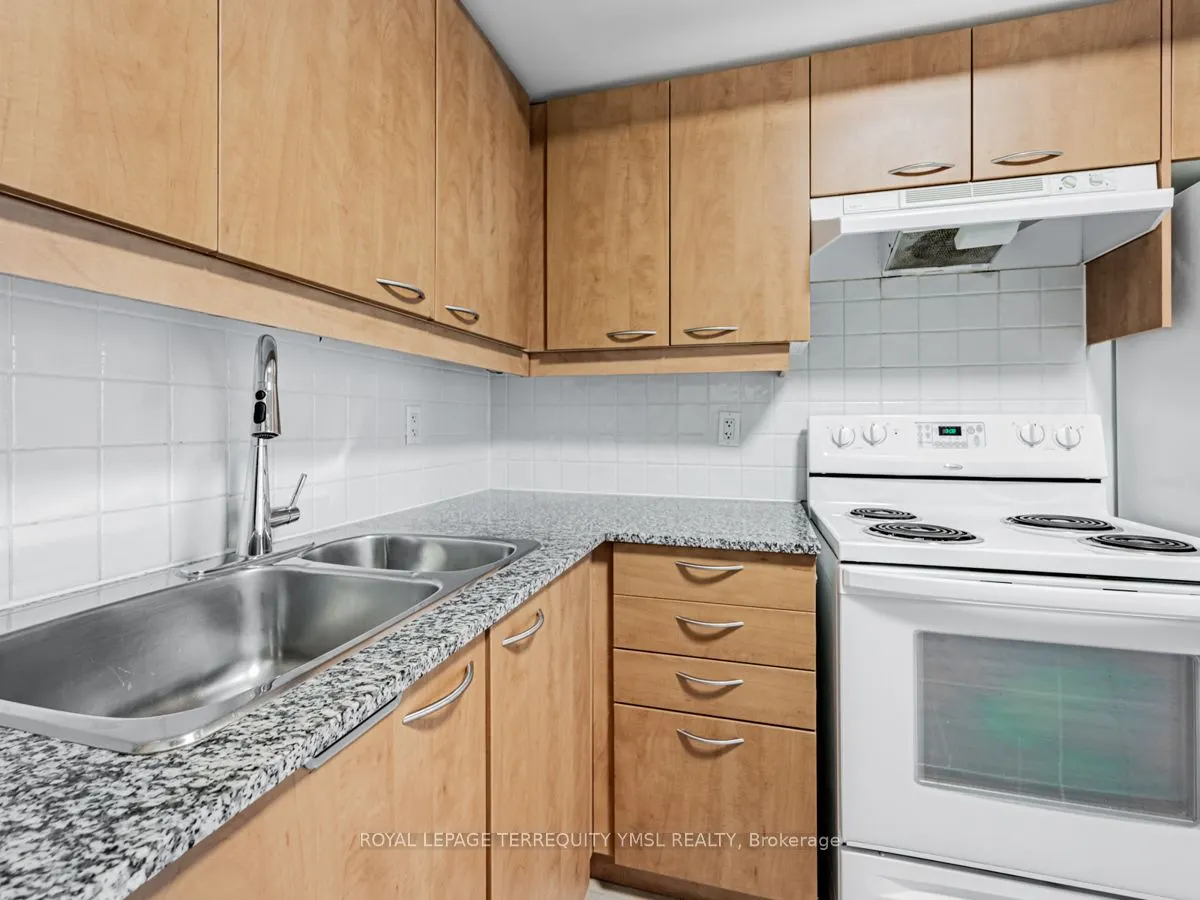 22 Wellesley St E, #804