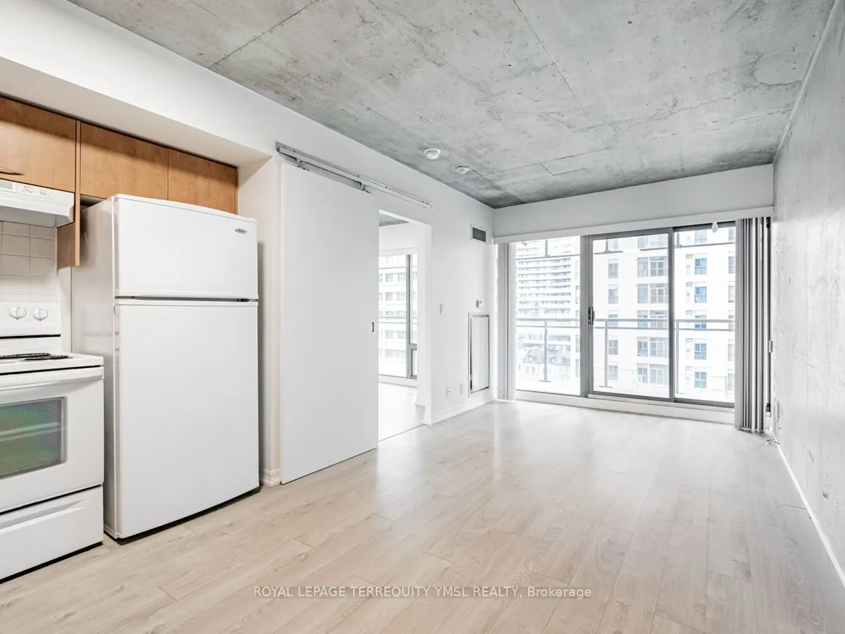 22 Wellesley St E, #804
