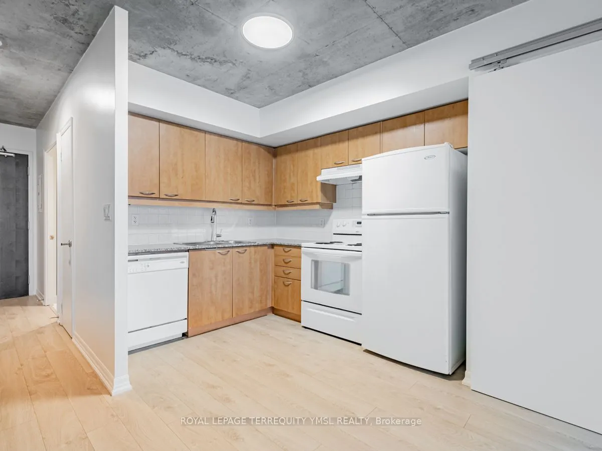 22 Wellesley St E, #804