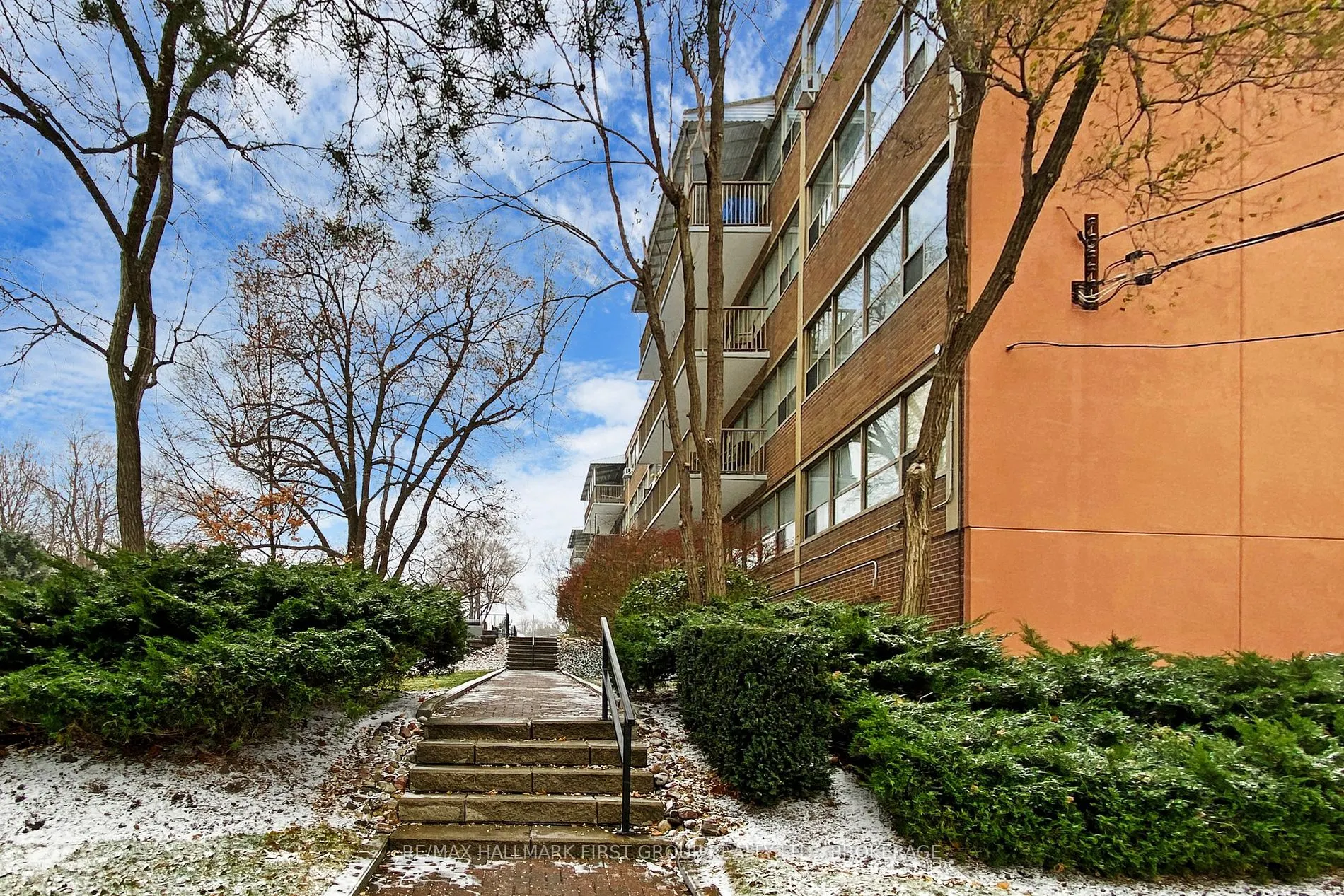160 The Donway W, #207