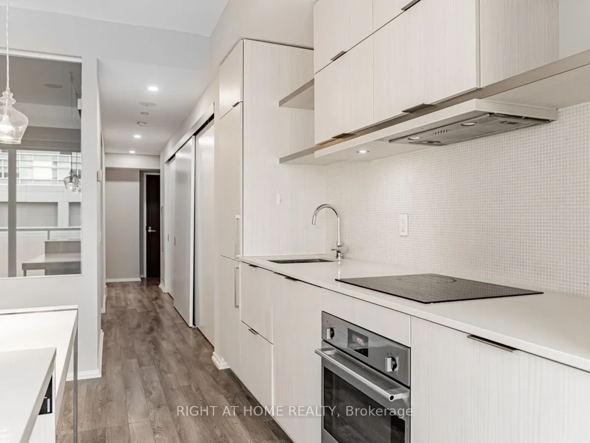 197 Yonge St, #1204