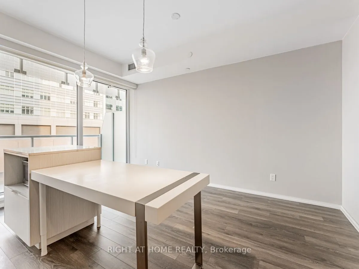 197 Yonge St, #1204