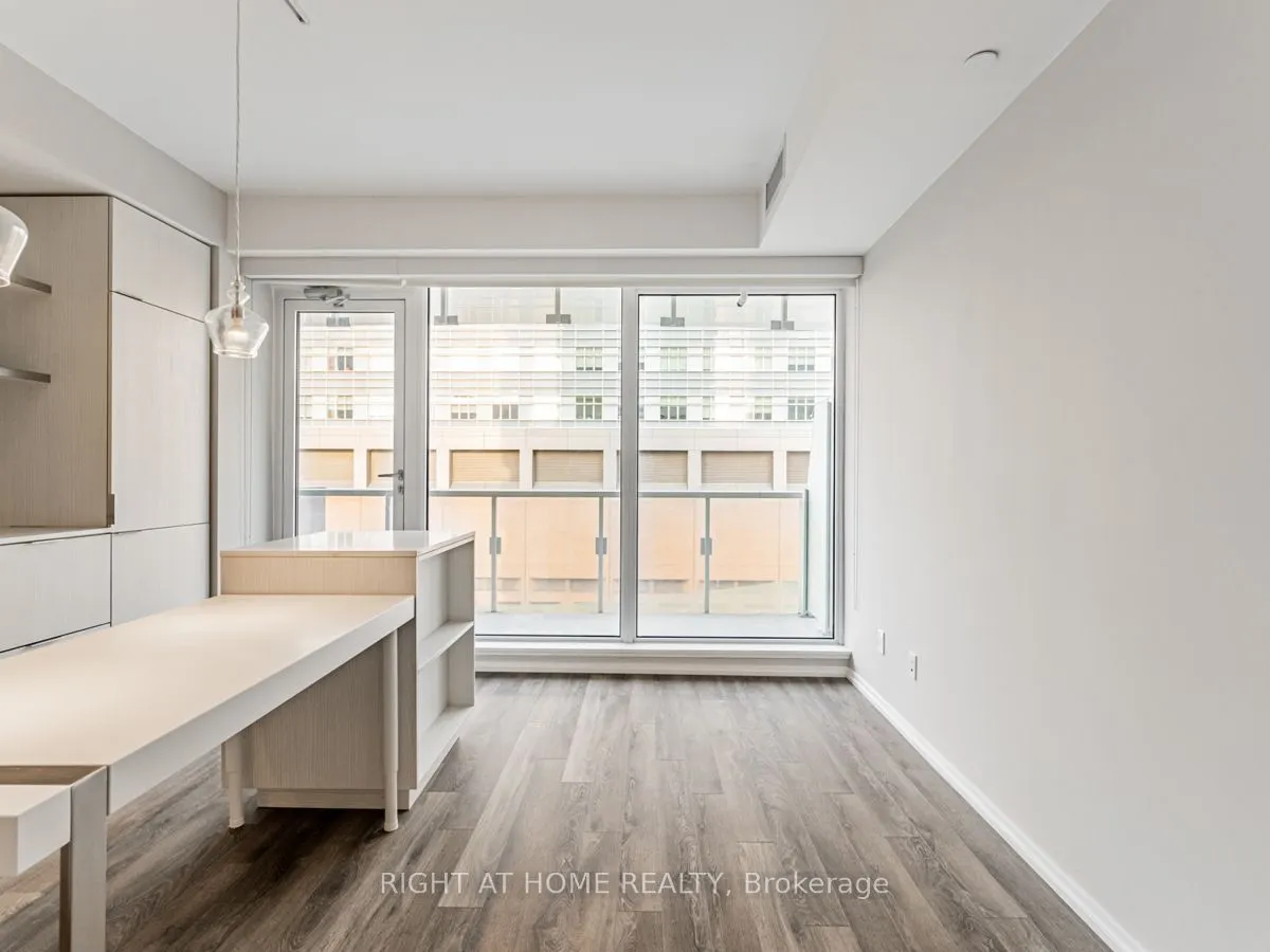 197 Yonge St, #1204