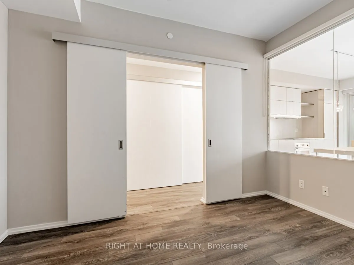197 Yonge St, #1204