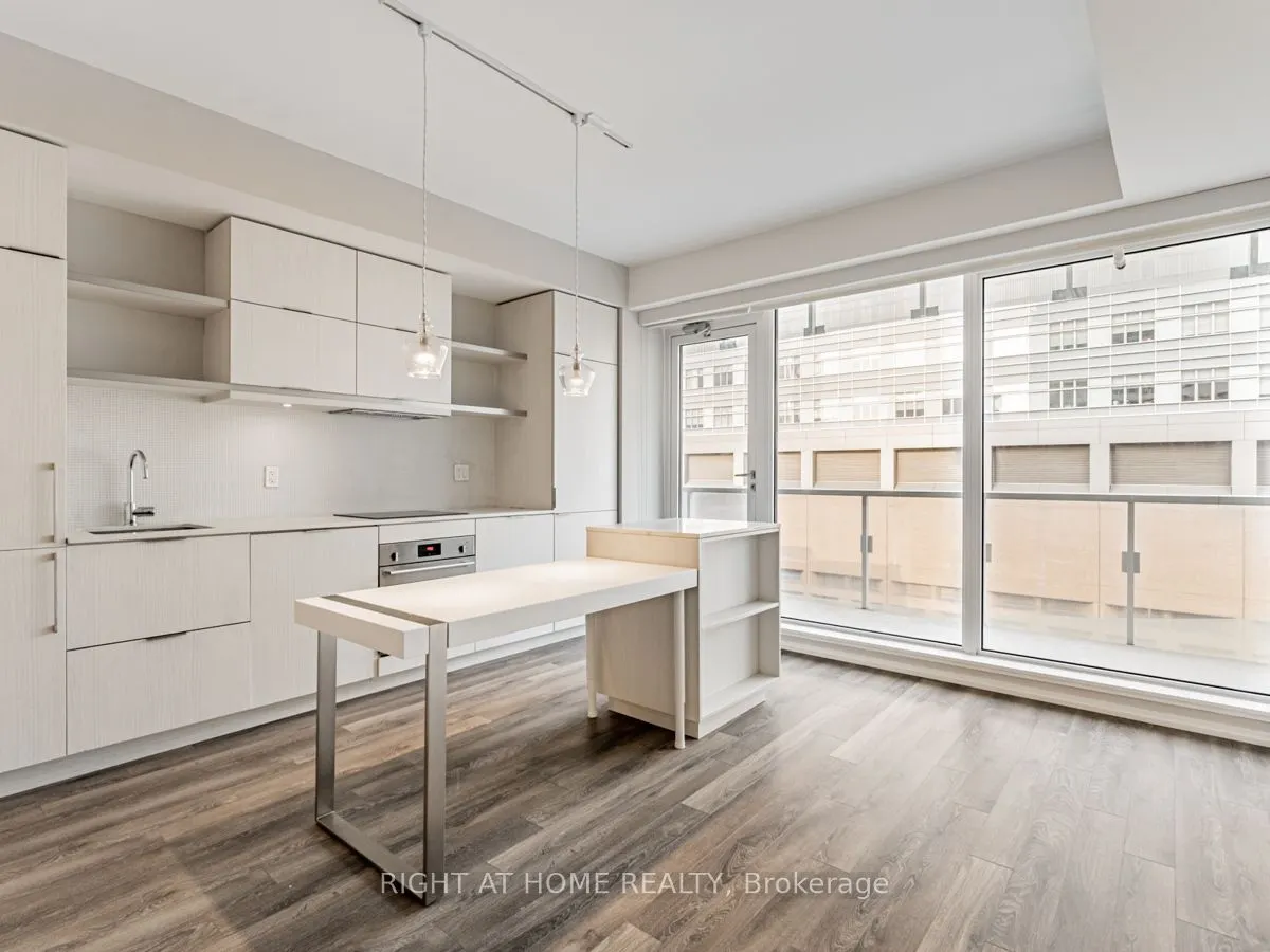 197 Yonge St, #1204