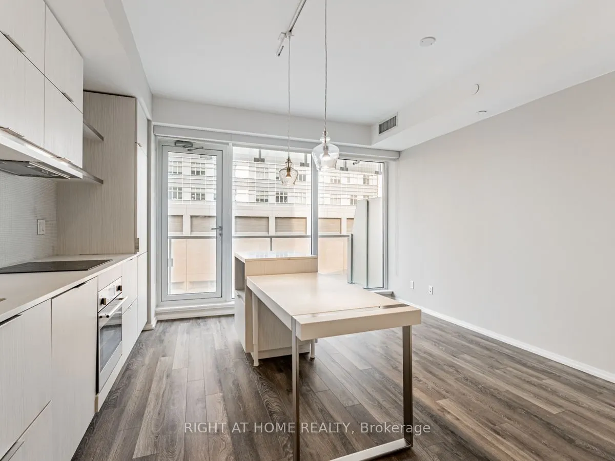197 Yonge St, #1204