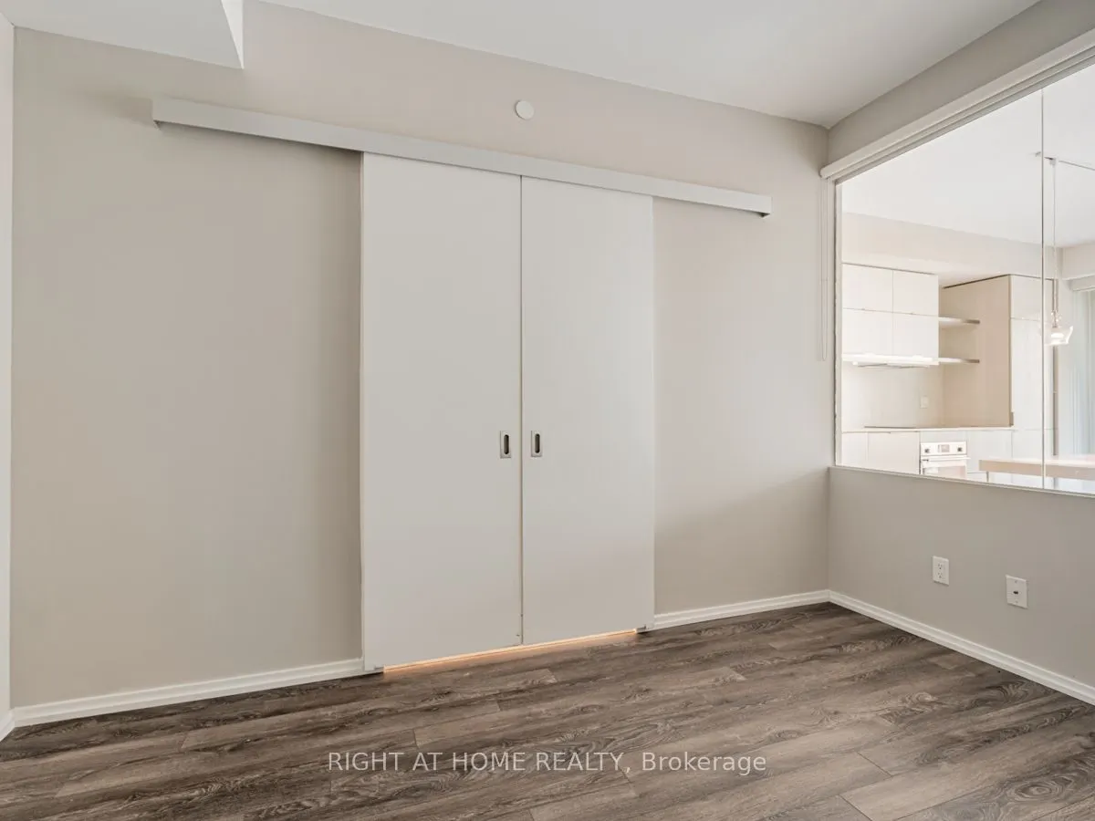 197 Yonge St, #1204
