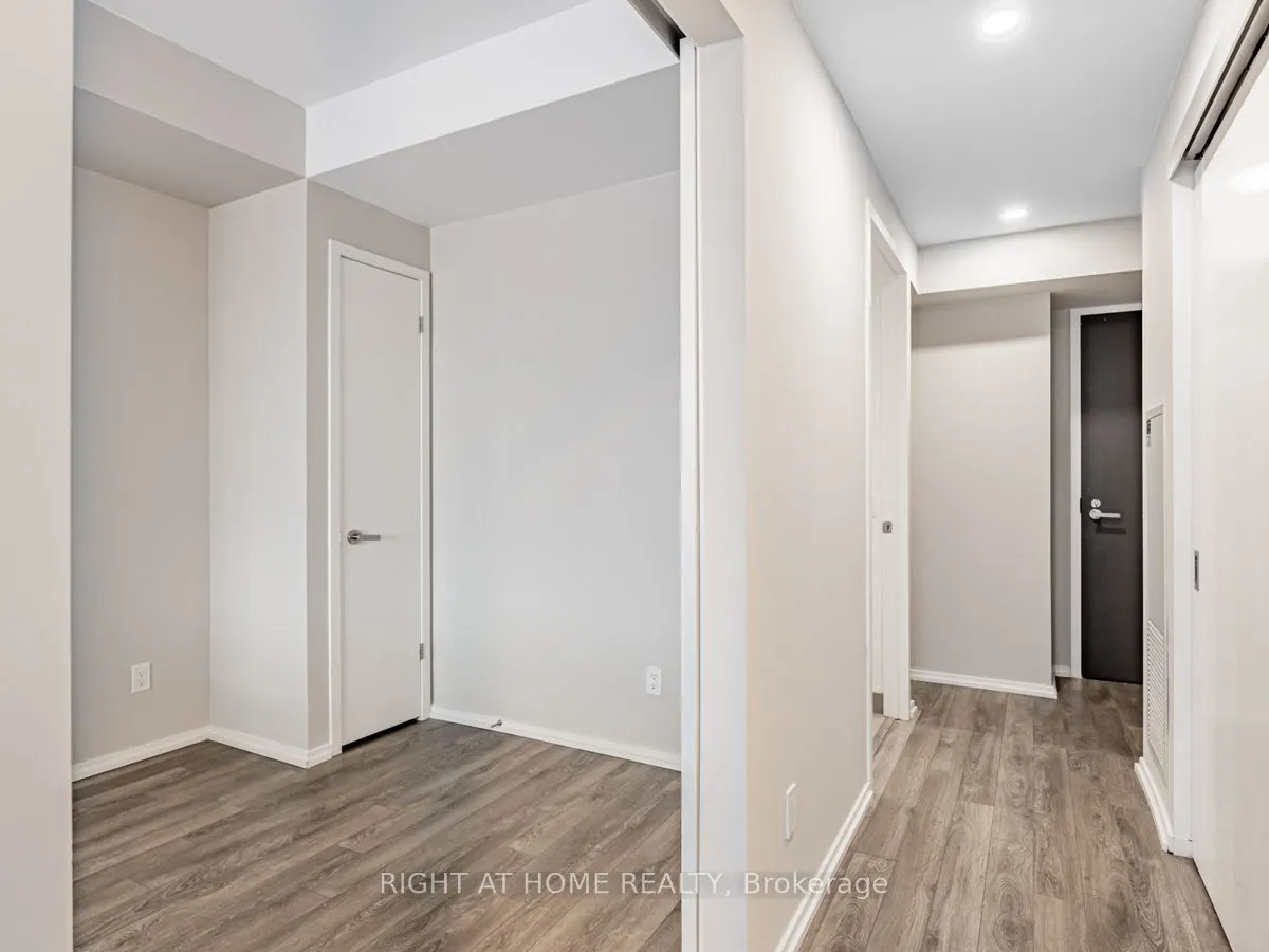 197 Yonge St, #1204