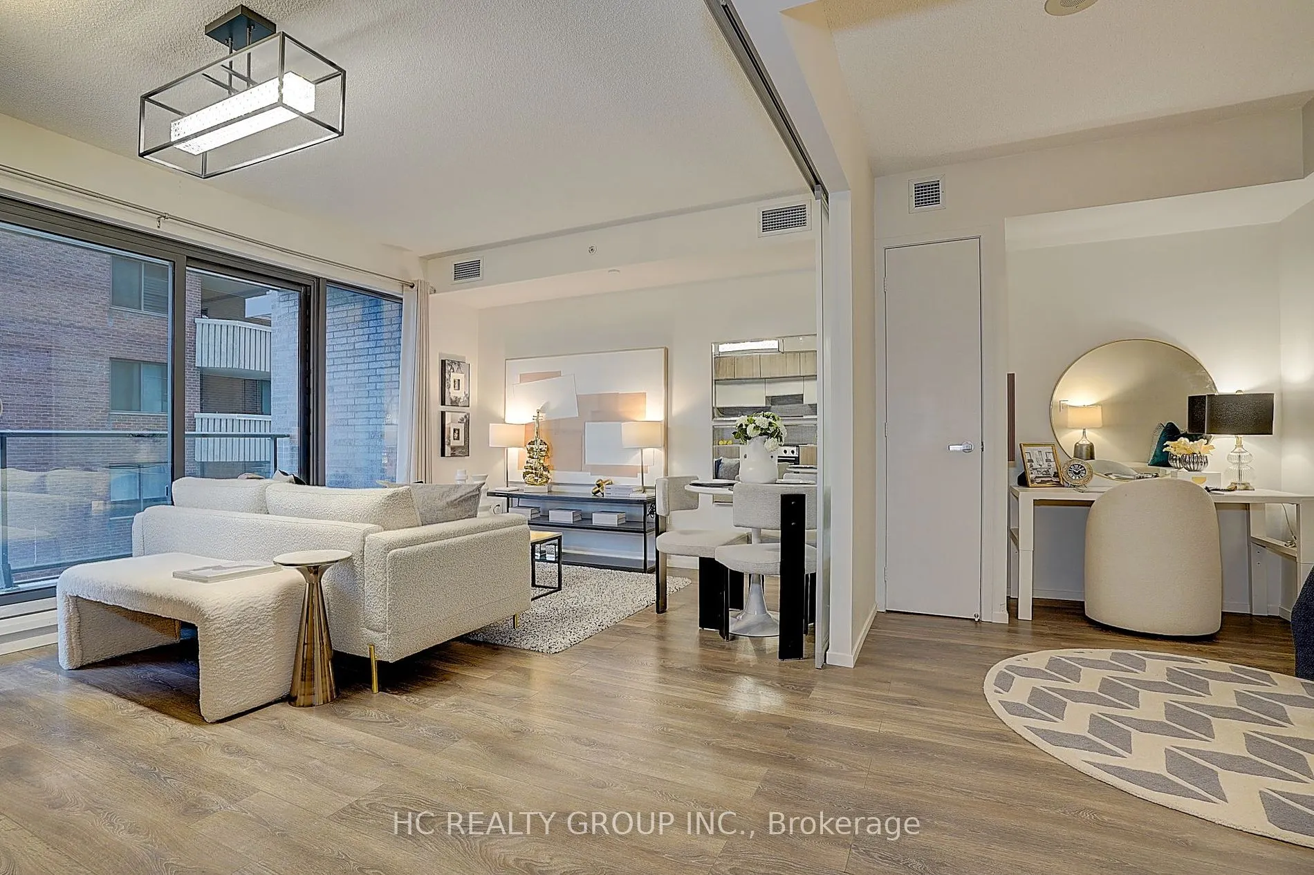 159 Dundas St E, #607