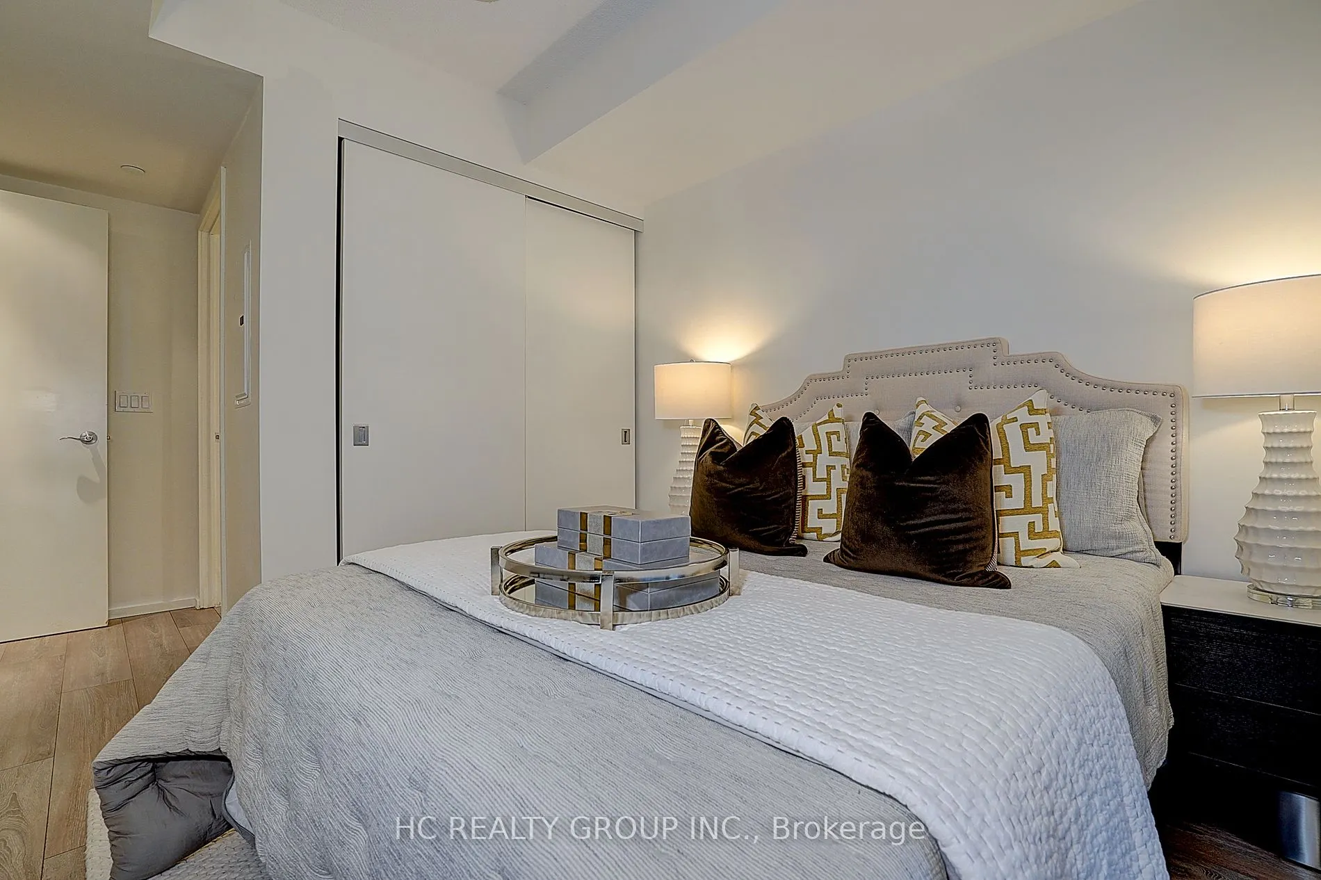 159 Dundas St E, #607