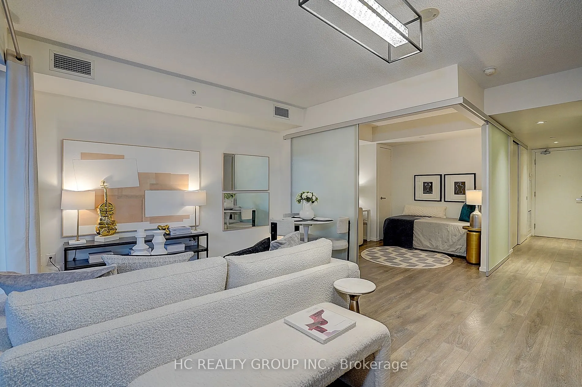 159 Dundas St E, #607