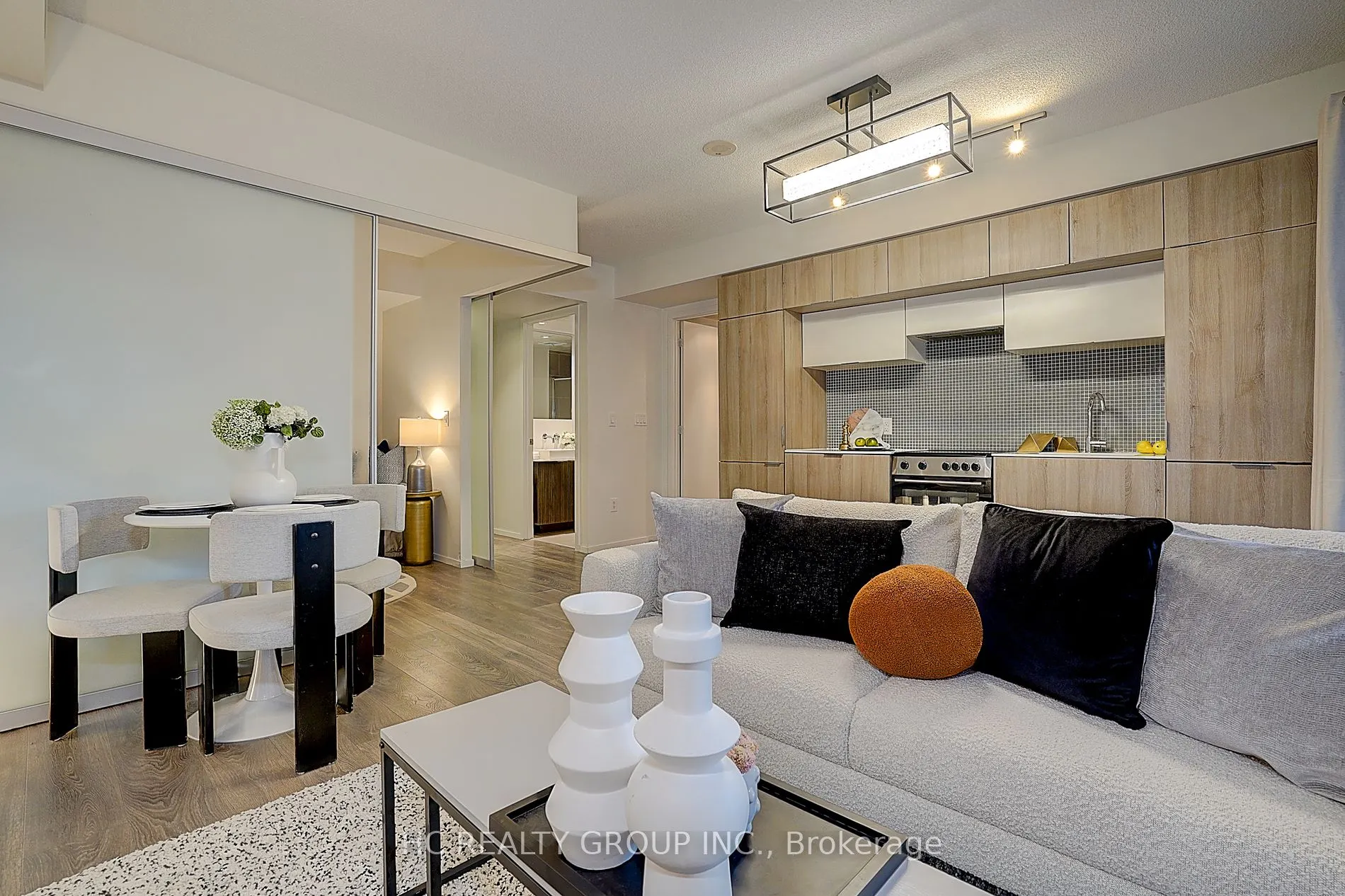 159 Dundas St E, #607