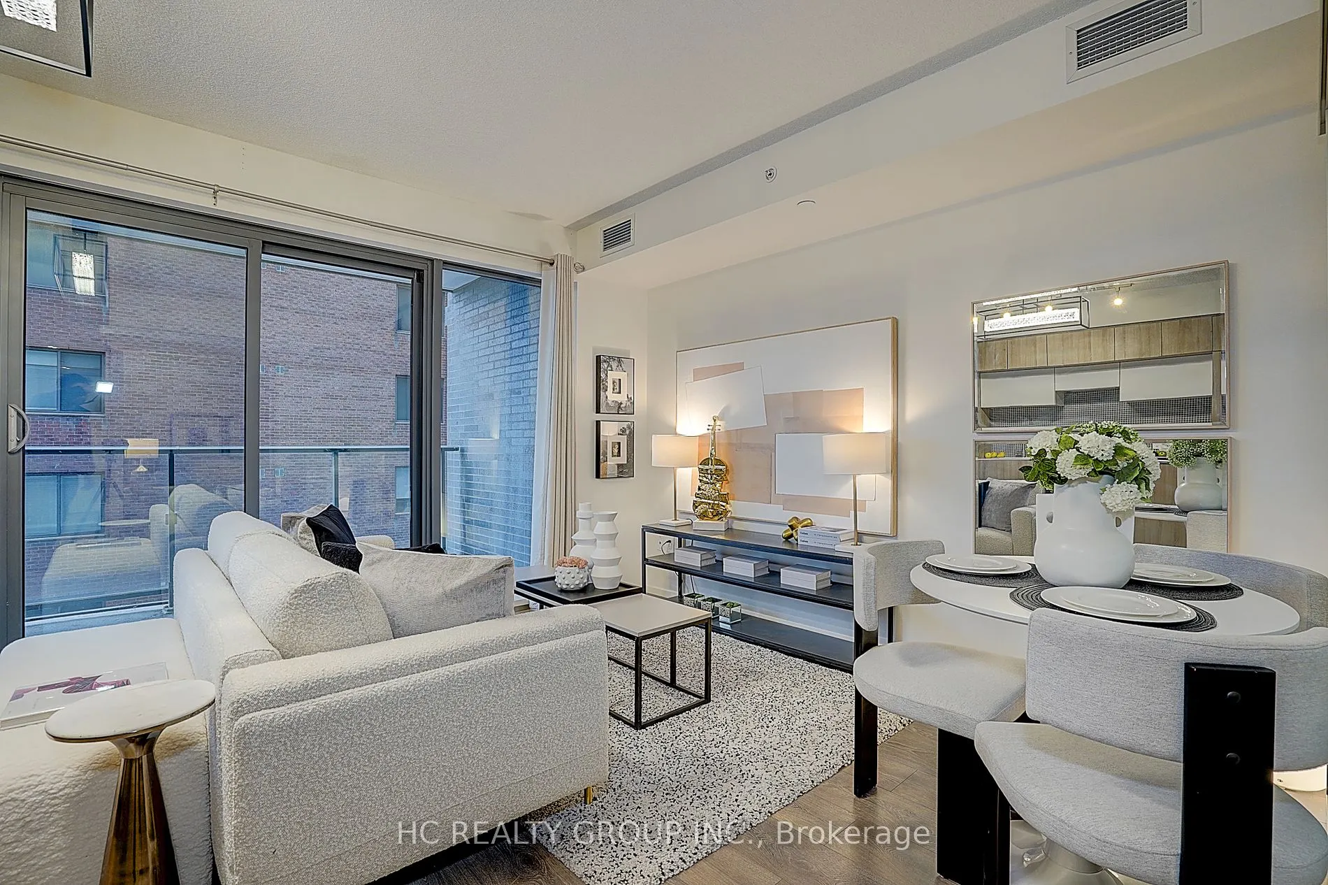 159 Dundas St E, #607