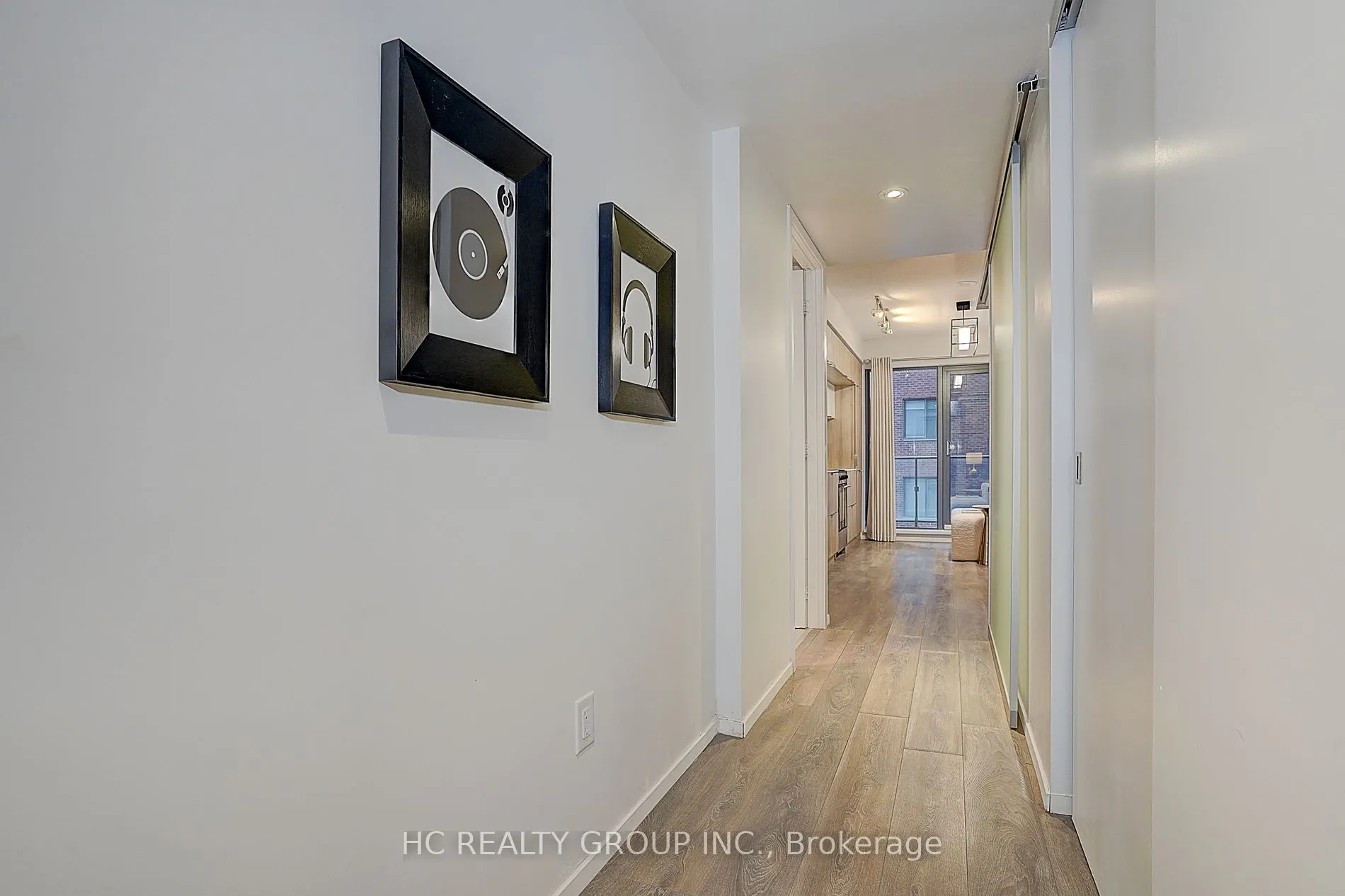 159 Dundas St E, #607